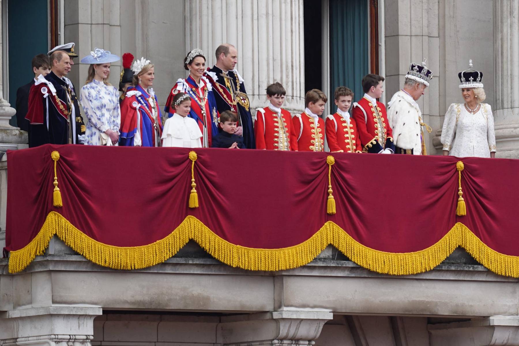 Carlos y Camila estuvieron acompañados en el balcón de los príncipes de Gales y sus hijos George, Charlotte y Louis; la princesa Ana y el príncipe Eduardo, con sus parejas, el vicealmirante Timothy Laurence y la duquesa Sofía; los duques de Gloucester y los duques de Kent.