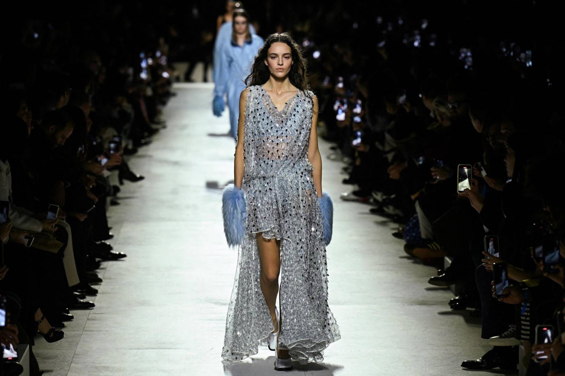 Ghesquiere celebra las noches de fiesta con vestidos cortos de transparencia con faldas sobrepuestas y mitones de piel