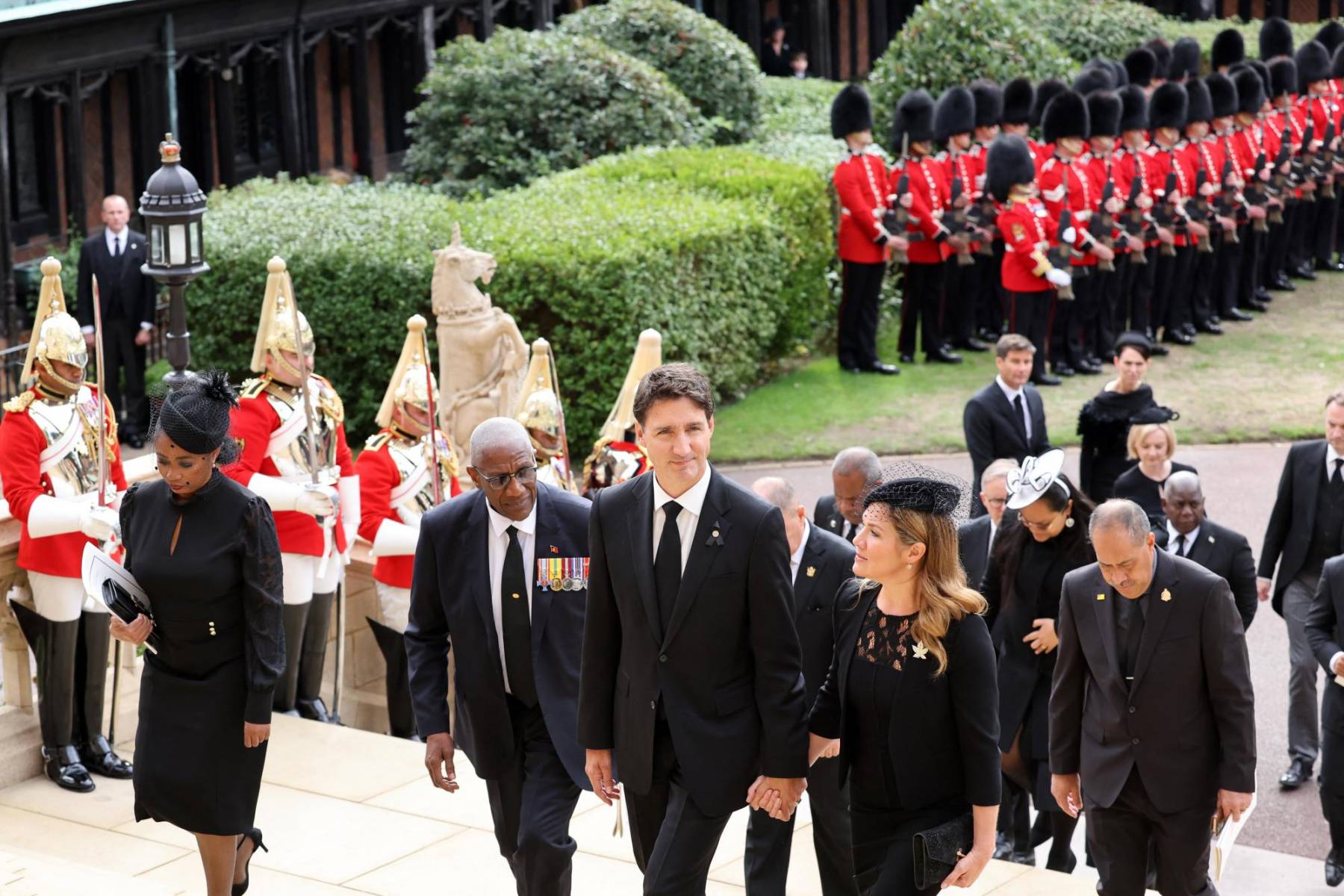 El primer ministro de Canadá, Justin Trudeau y su esposa Sophie Gregoire Trudeau ingresan a la capilla St George (Photo by Andy Commins / POOL / AFP)
