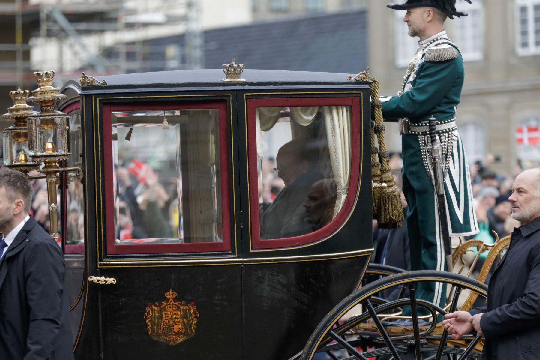 La reina Margarita a bordo del carruaje recorre las calles llenas de daneses que apoyaron su decisión de abdicar. Margarita conservará su título de reina y podrá representar a la familia real durante ceremonias oficiales. 