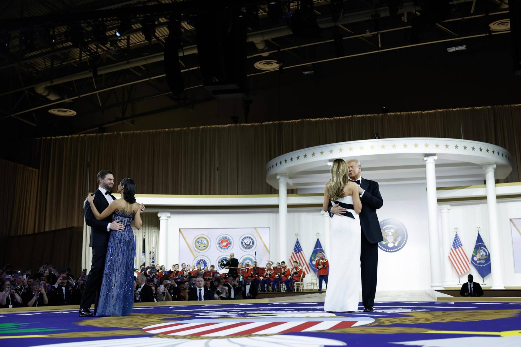 Ambas parejas llevaron glamour y elegancia atemporal a los bailes inaugurales, un total de tres, que se realizaron en distintos puntos de la ciudad de Washington D.C y que reciben el nombre del baile del Comandante, el baile de la Libertad y el Starlight Ball. “Necesitábamos tres bailes porque tenemos mucho apoyo”, bromeó Trump ante la multitud. 