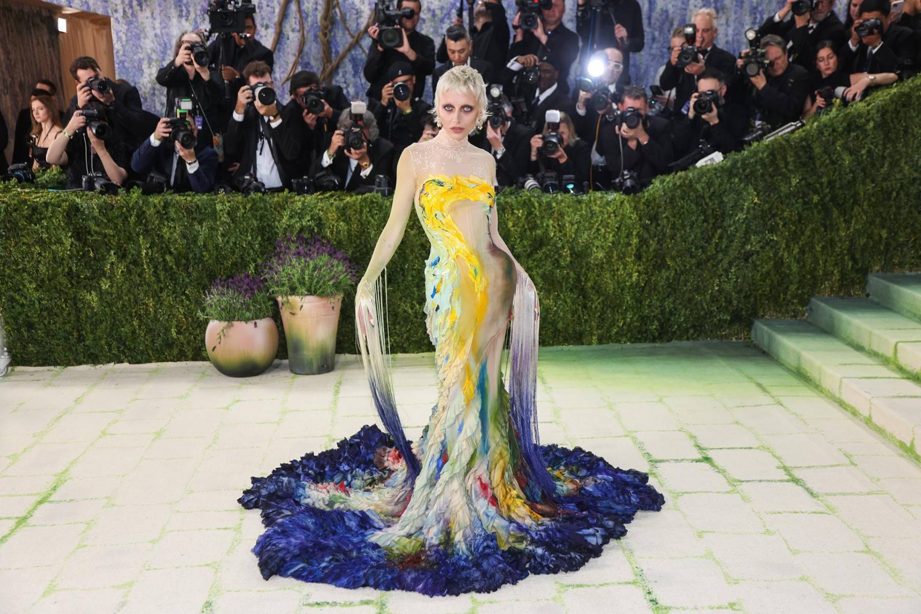 Emma Chamberlain eligió un diseño de Mugler personalizado de Miguel Castro Freitas, a quien ella y su estilista, Jared Ellner, conocieron en la Semana de la Moda de París la víspera del desfile debut Primavera-Verano 2026. El vestido hacía referencias artísticas a las obras de Van Gogh y Munch