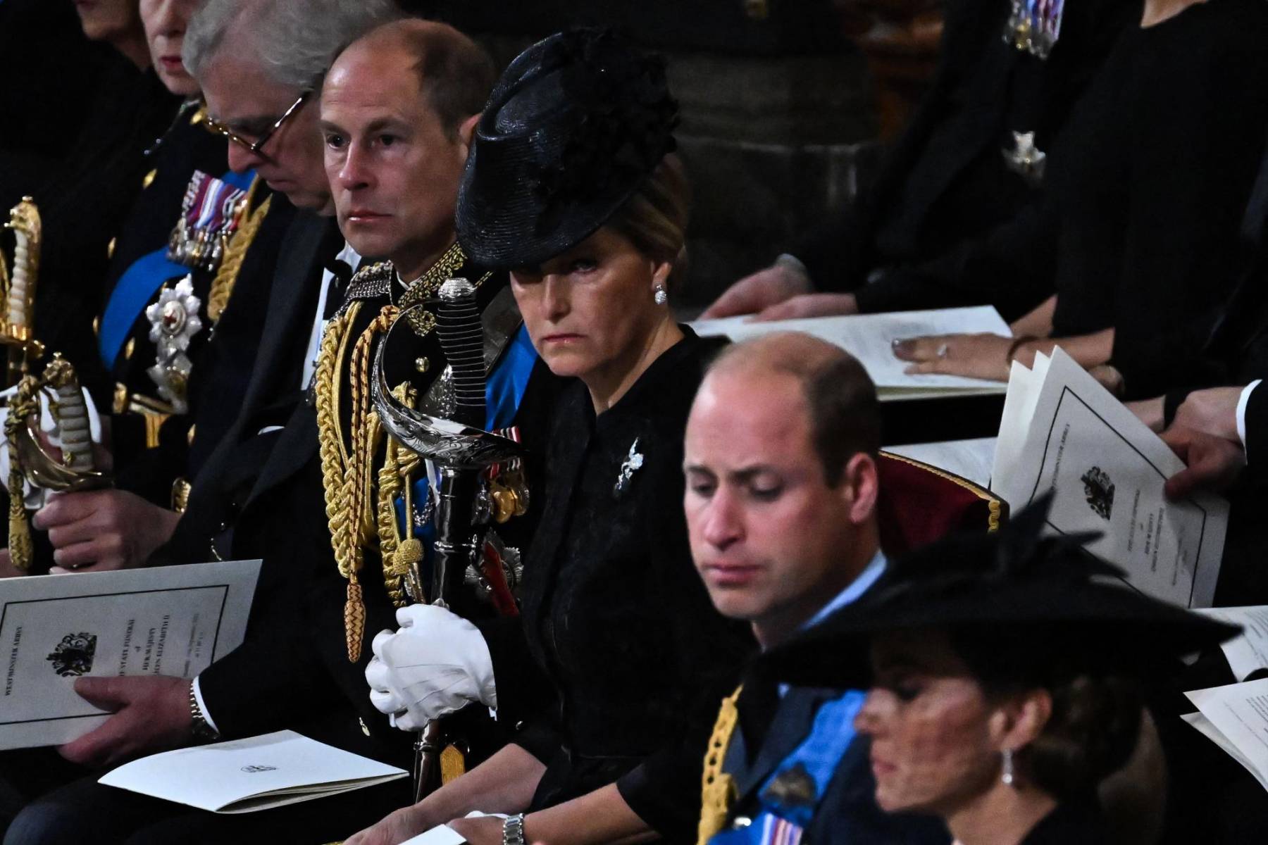 El príncipe Eduardo, hijo menor de la reina, con su esposa Sophie, condesa de Wessex durante la ceremonia. (Photo by Ben Stansall / POOL / AFP)