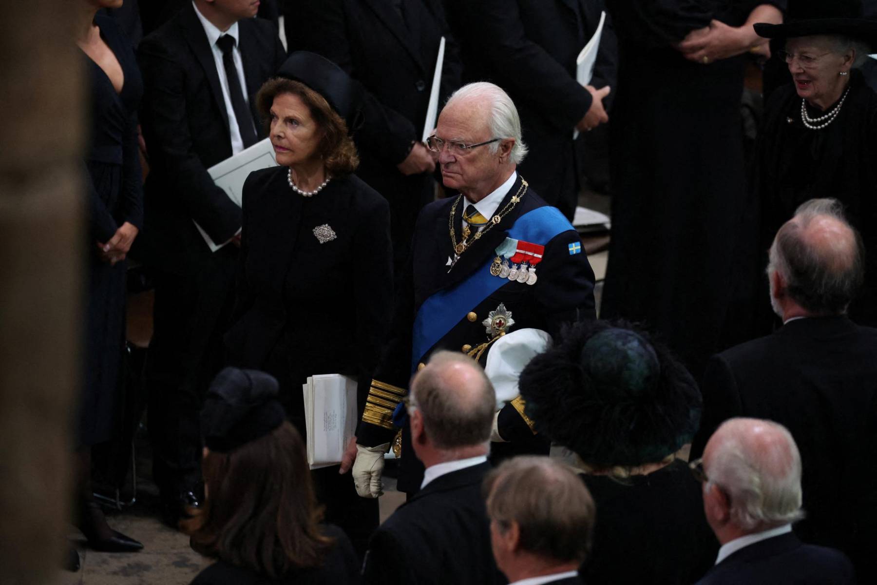 El rey de Suecia, Carl XVI Gustaf y la reina Silvia. (Photo by PHIL NOBLE / POOL / AFP)