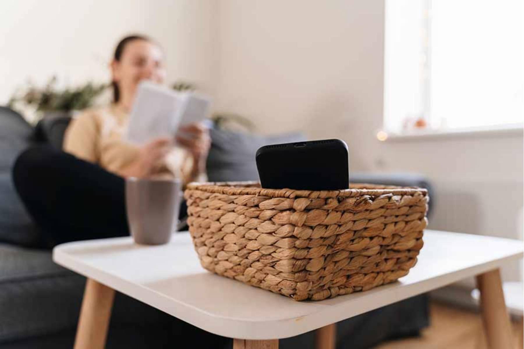 <b>8. Date un detox digital</b>Apaga el teléfono o la laptop por unas horas, evita las redes y conéctate contigo mismo. Un break del ruido digital es un regalo invaluable.
