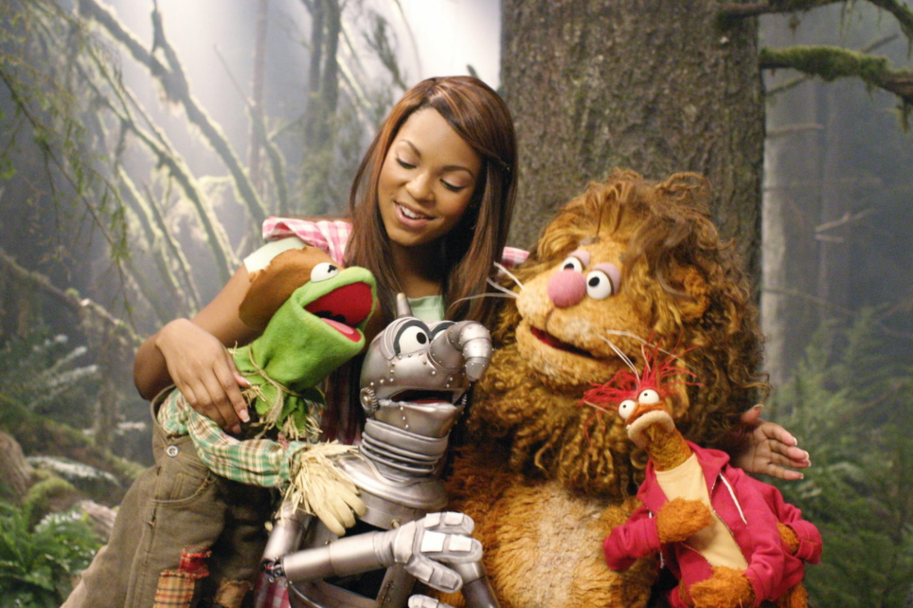 <b>The Muppets’ Wizard of Oz (2005)</b>En esta adaptación de <i>El Mago de Oz</i> al estilo de <i>Los Muppets</i>, Ashanti interpreta a Dorothy, mientras que personajes clásicos como Kermit y Miss Piggy toman el rol de los personajes de Oz. Con su humor característico y un enfoque familiar, esta versión es una mezcla divertida de comedia y fantasía.