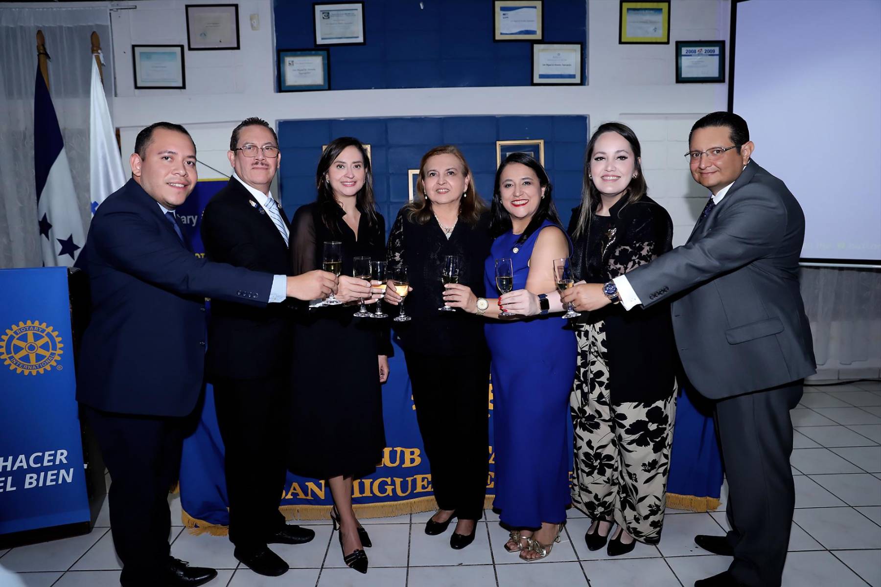 Representantes del Club San Miguel Heredia Tegucigalpa y del Instituto Hondureño de Cultura Interamericana, IHCI, brindan por la inauguración de la exposición realizada como una especial dedicatoria a la amorosa memoria del arquitecto Ríos