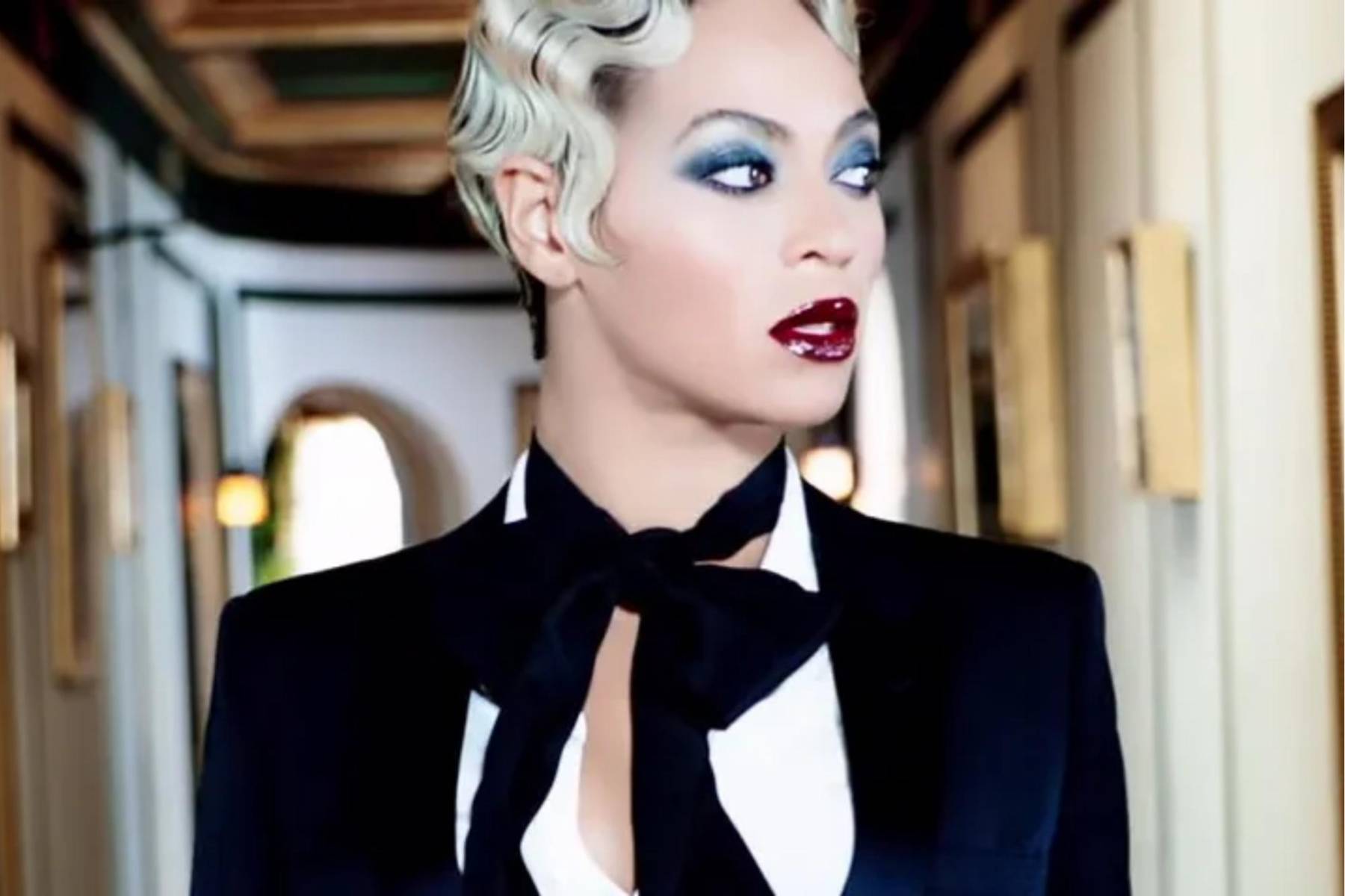 <b>“Haunted” – Beyoncé (2013)</b>En “Haunted”, Beyoncé utilizó Villa de León para crear una atmósfera oscura y misteriosa. La mansión, con sus pasillos elegantes y su arquitectura imponente, se convierte en un escenario clave para explorar los temas de obsesión y secretos, añadiendo una capa de aislamiento y poder a la narrativa de la canción.