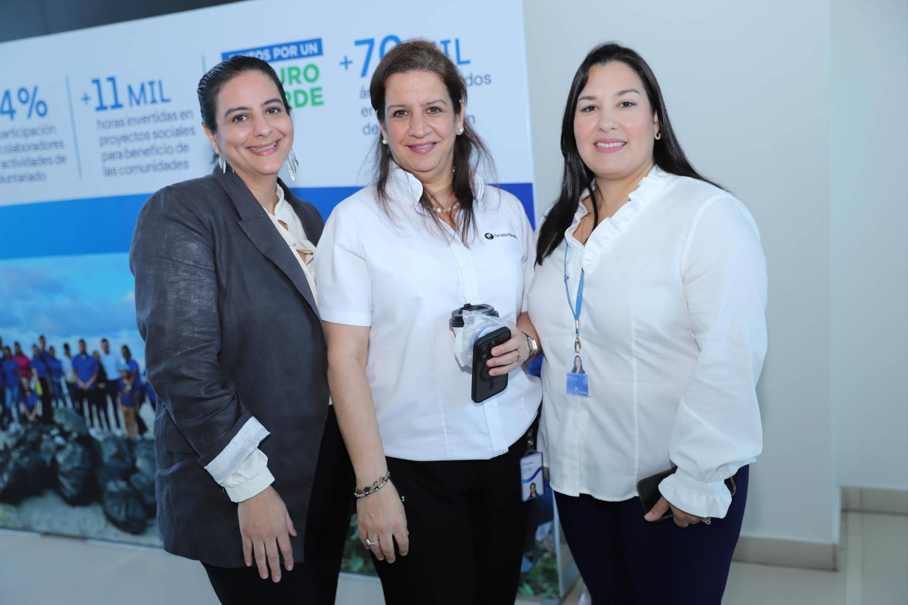 Karen Simón, Karla Simón y Larisa Vargas.