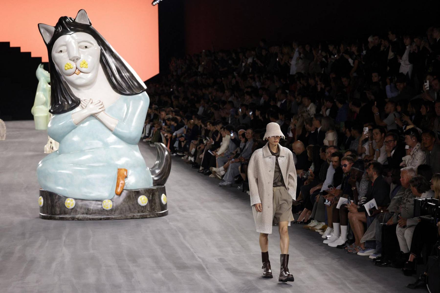 Jones quiso mezclar “lo hecho en casa y el taller, lo global con lo local” para este desfile, para el que apeló a la obra de un desconocido ceramista sudafricano de 83 años.