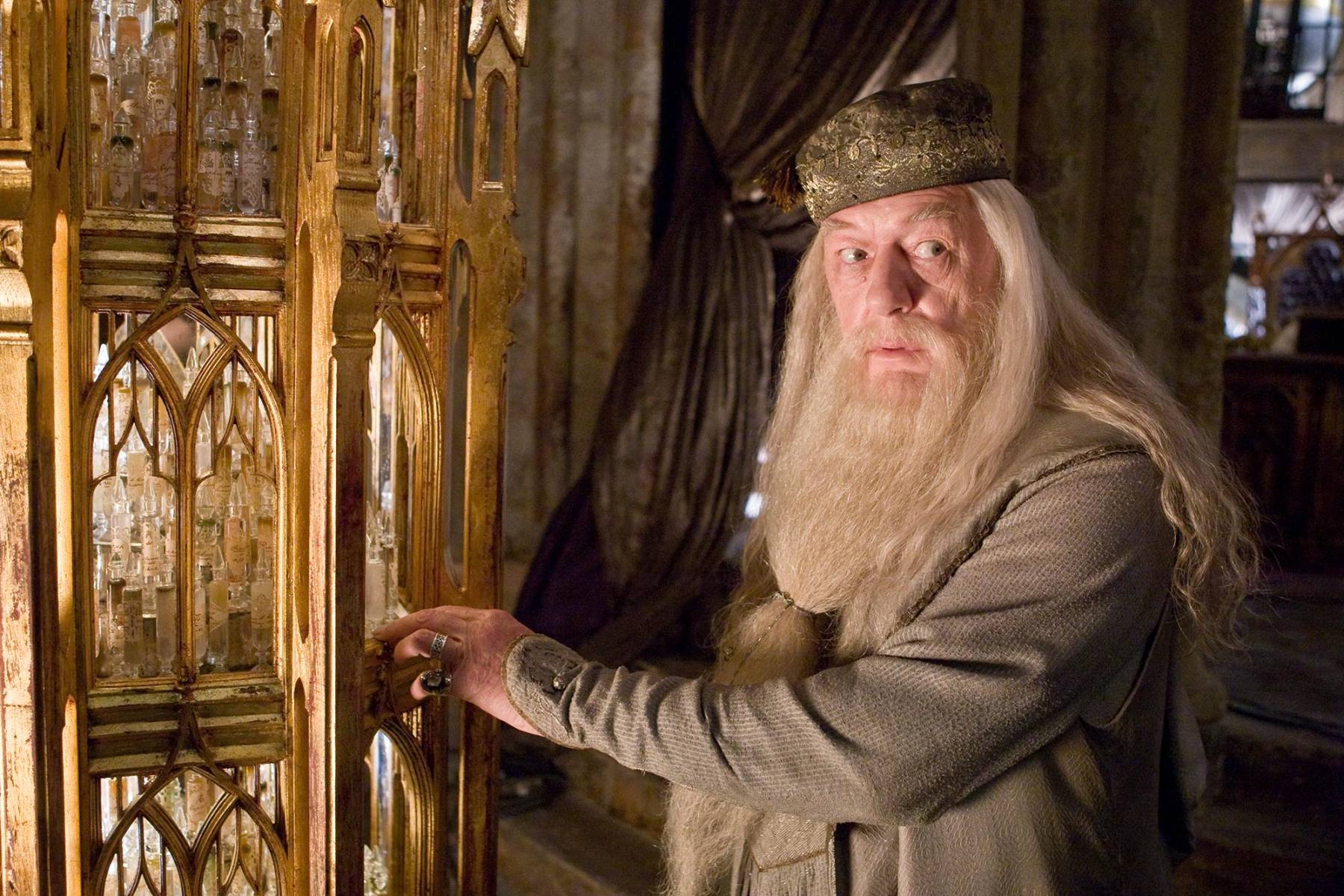 El actor británico Michael Gambon, quien interpretó a Albus Dumbledore en la saga cinematográfica de “Harry Potter”, falleció a los 82 años, anunció su familia el 28 de septiembre. 