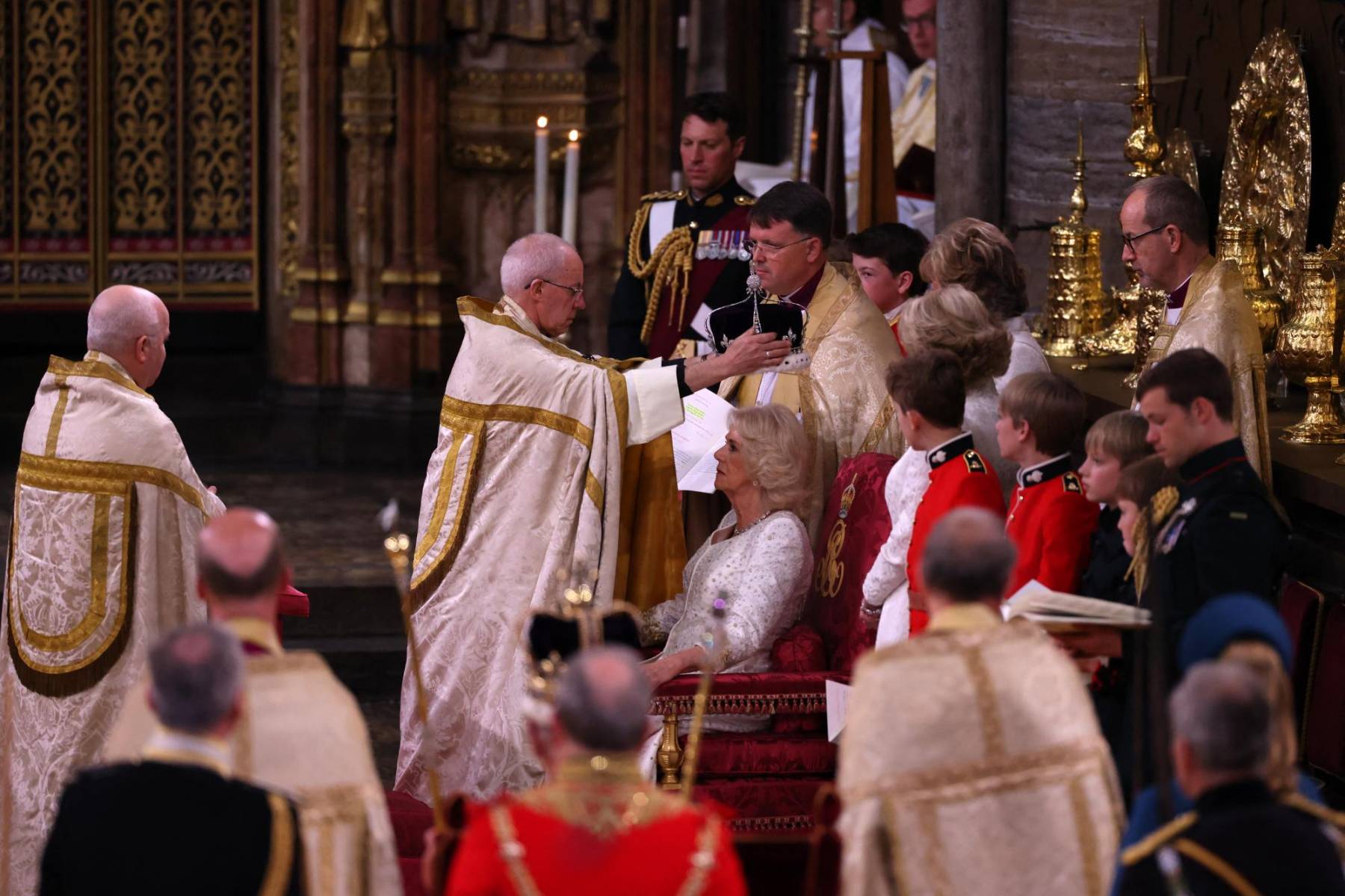 El arzobispo Justin Welby coloca una corona modificada de la Reina María a la reina consorte