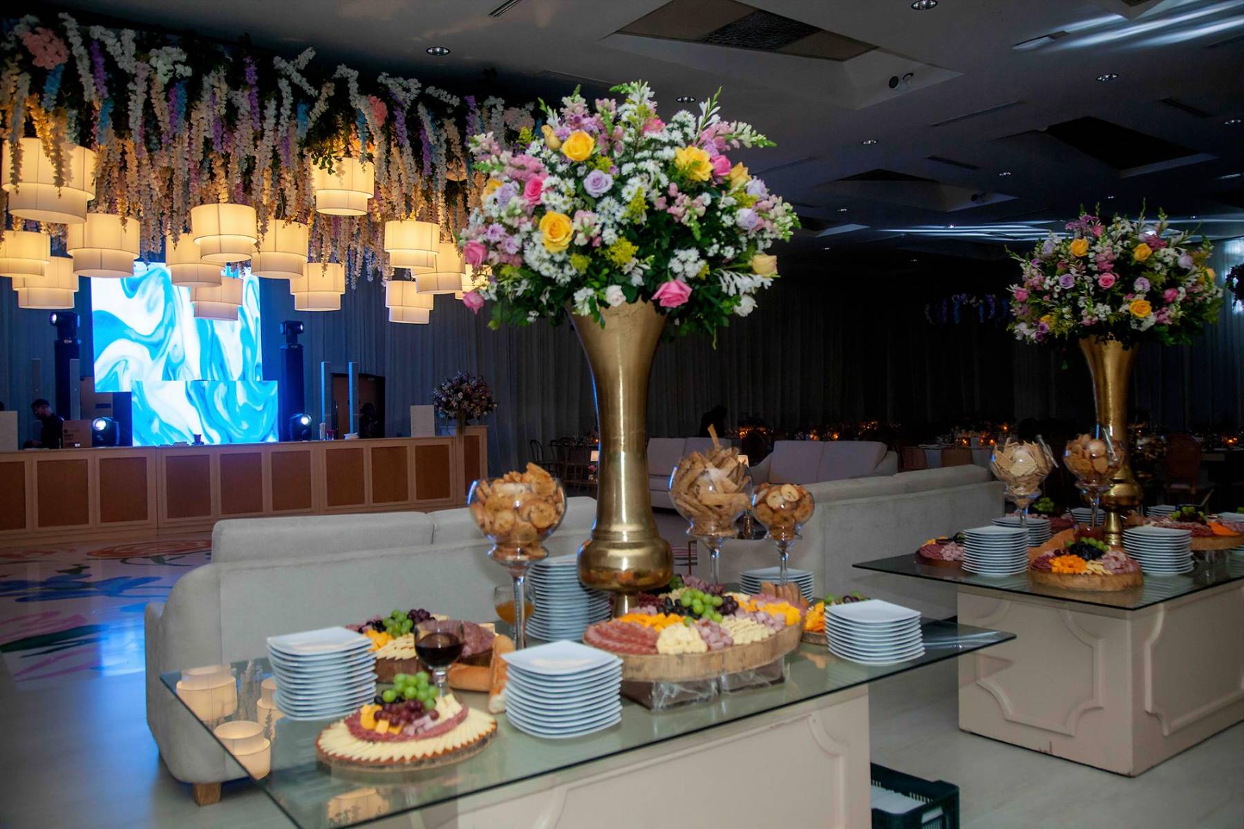 Para la ocasión instalaron una pista con motivos florales y sobre la misma había una pérgola con detalles flores y lámparas