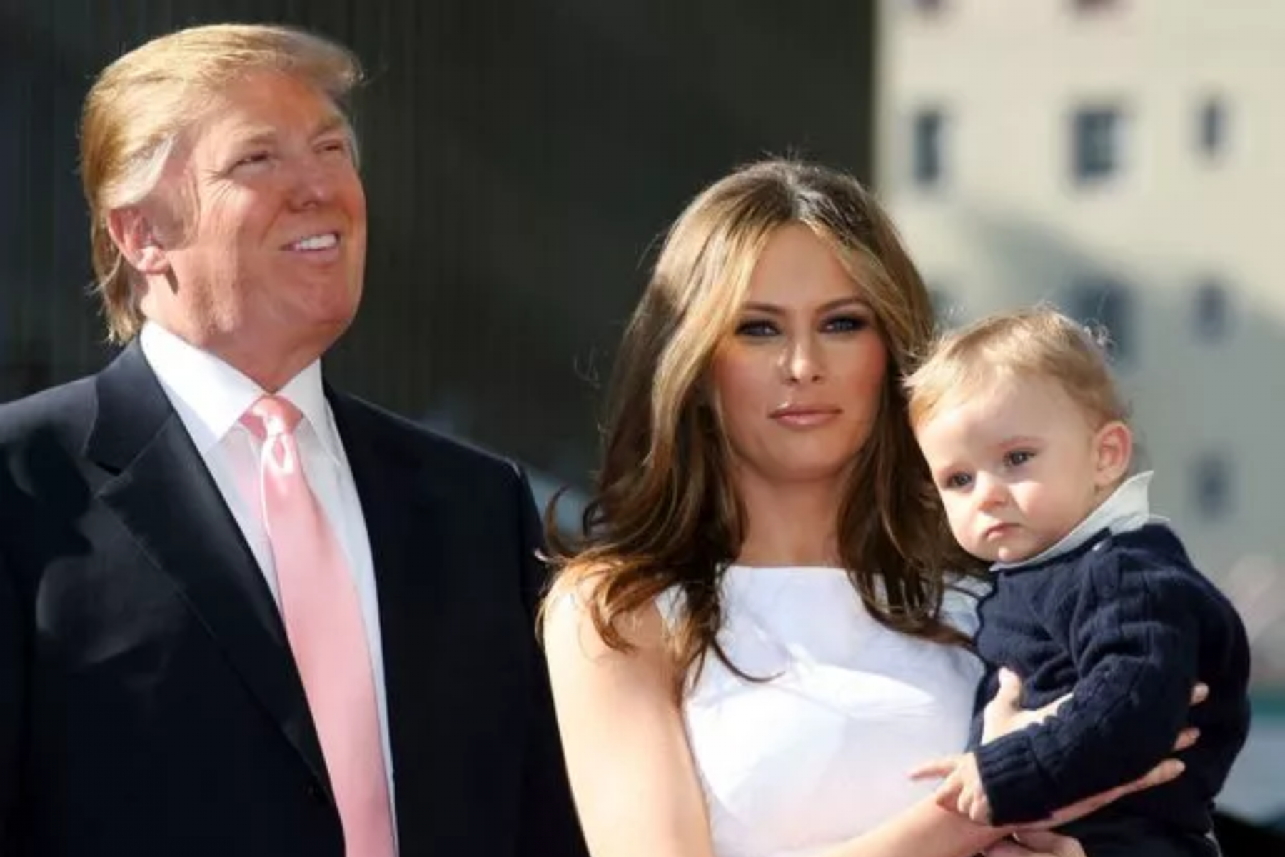 En 2006, Melania dio a luz a su primer hijo, Barron William Trump. Se convirtió en su prioridad y, aunque Donald ya tenía otros hijos, Barron creció muy unido a Melania.