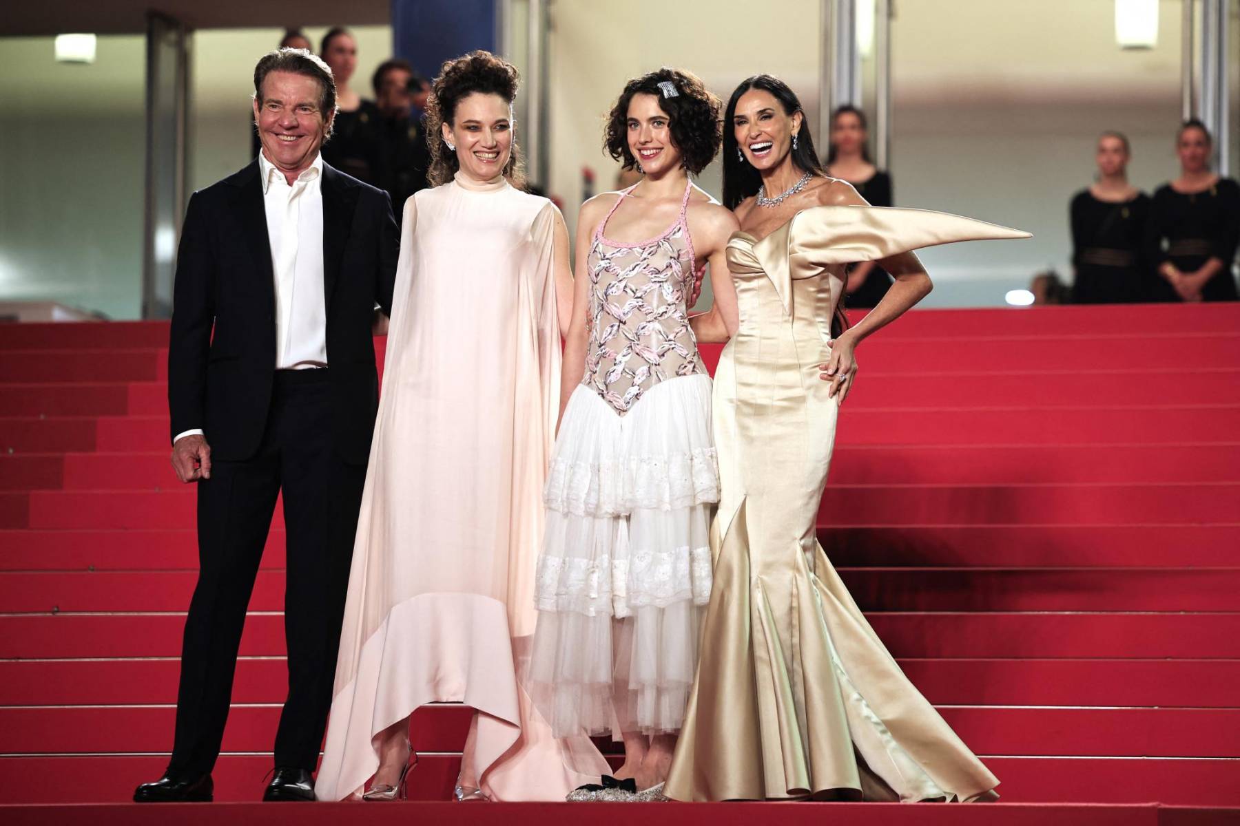 Dennis Quaid, la directora francesa Coralie Fargeat, Margaret Qualley y Demi Moore a su llegada al estreno de "The Substance" este fin de semana en la 77 edición del Festival de Cine de Cannes, donde las estrellas brillan al máximo con sus actuaciones (y con sus increíbles looks).