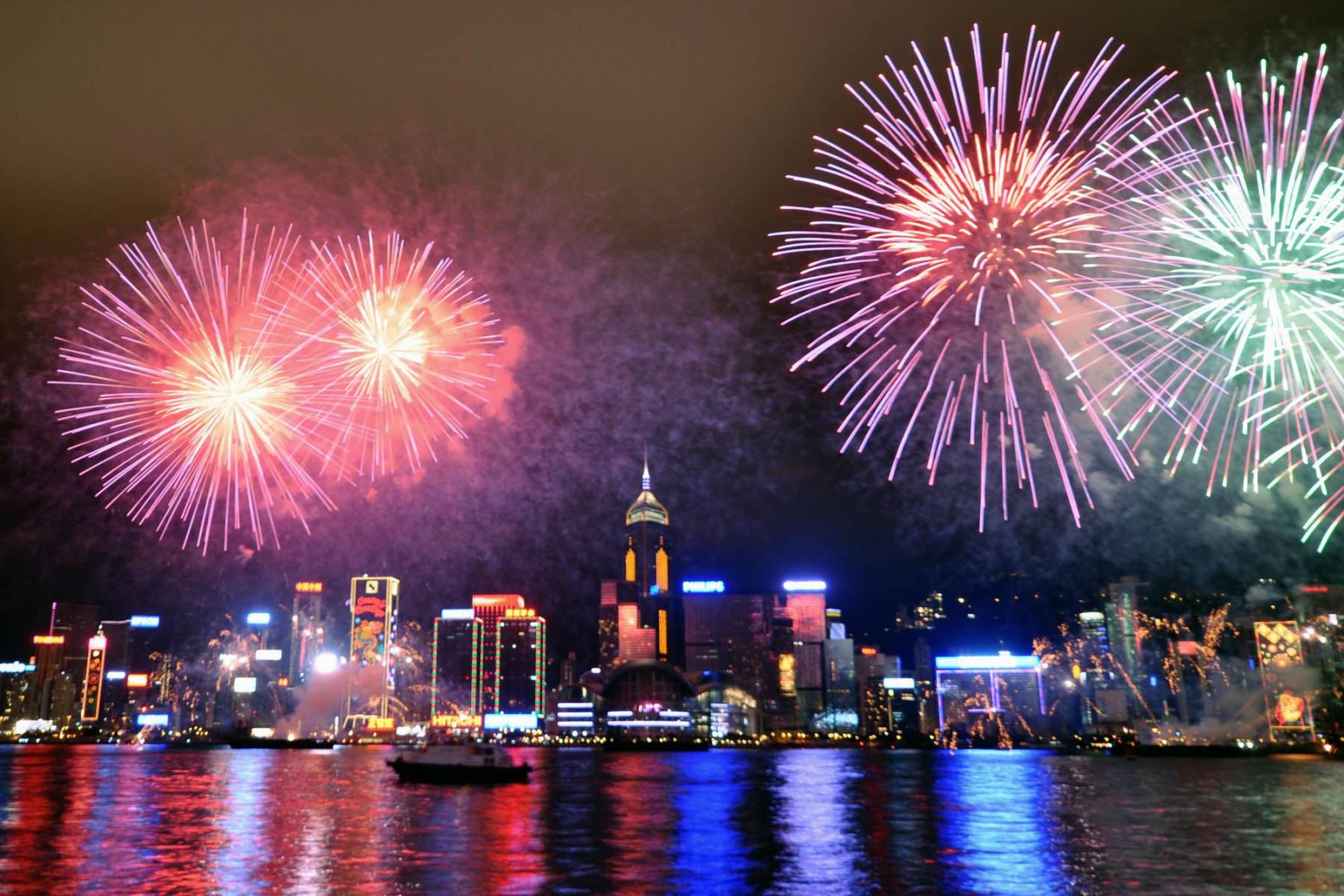 En la actualidad este evento dura dos semanas, y es celebrado por varios países asiáticos, principalmente en China, Corea, Vietnam, Singapur, Malasia y las Filipinas. Usualmente se ofrecen banquetes con variedad de comida tradicional, fuegos artificiales y se desarrollan desfiles.