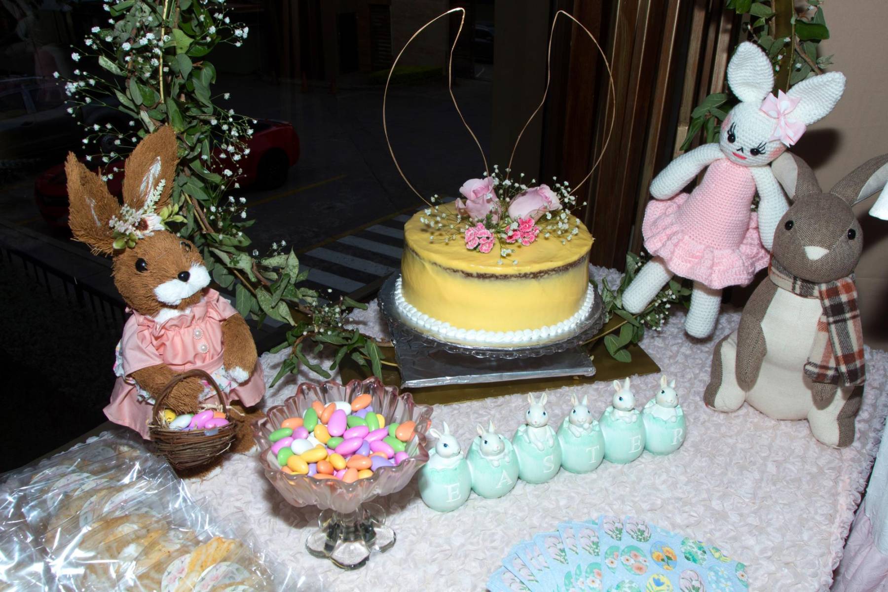 Pastel fue adornado con flores naturales y figuras de conejos de pascua.