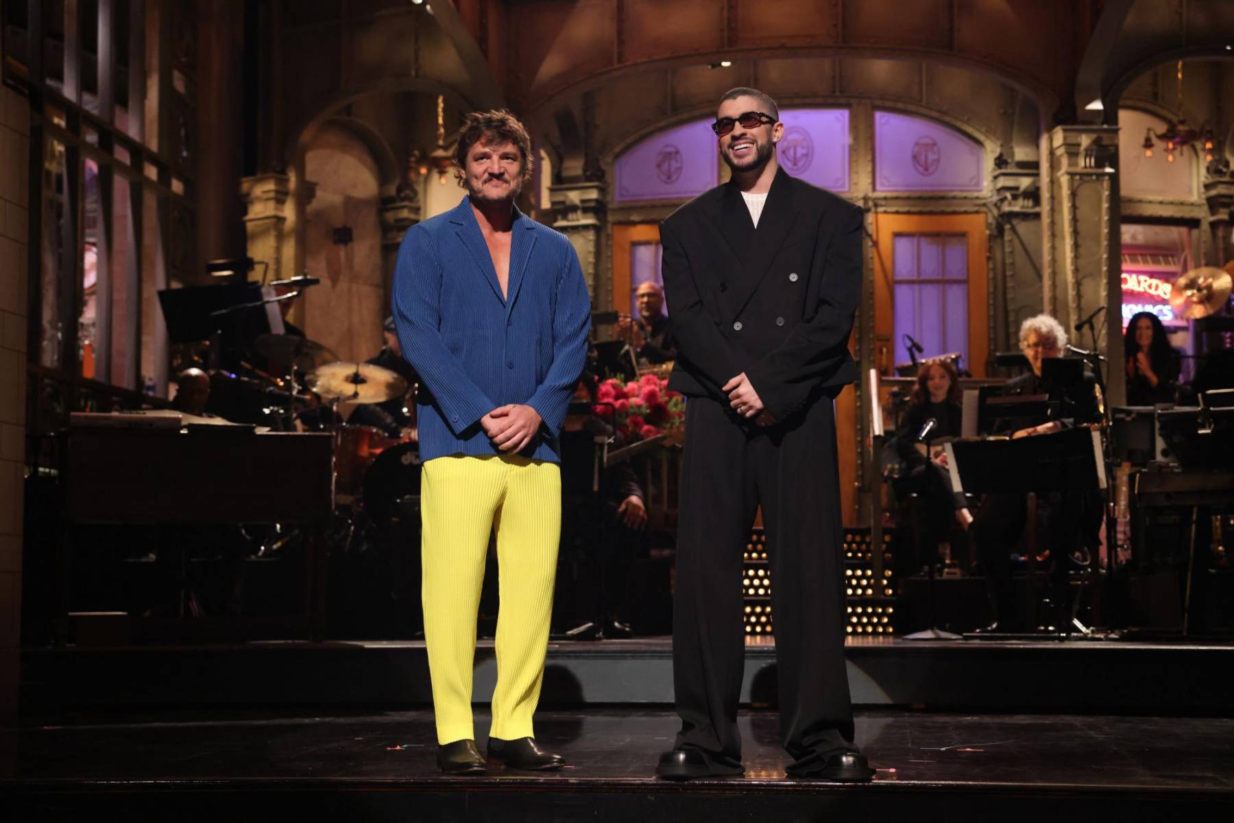 Bad Bunny realizó su primera aparición como presentador en “Saturday Night Live”, contando con la colaboración de destacadas personalidades como Pedro Pascal, Mick Jagger y Lady Gaga.