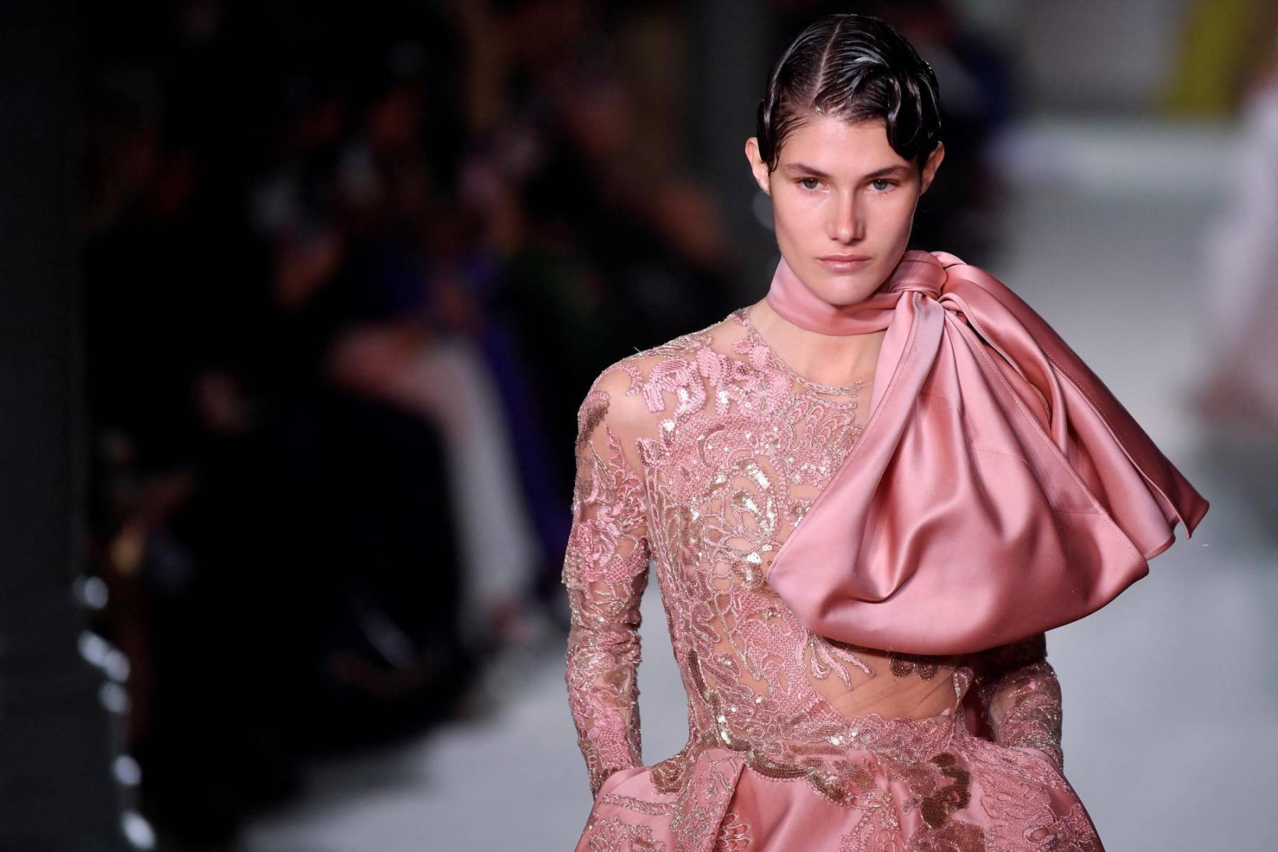 Listones oversize anudados al cuello agregaron un toque de dramatismo a los vestidos cuidadosamente bordados