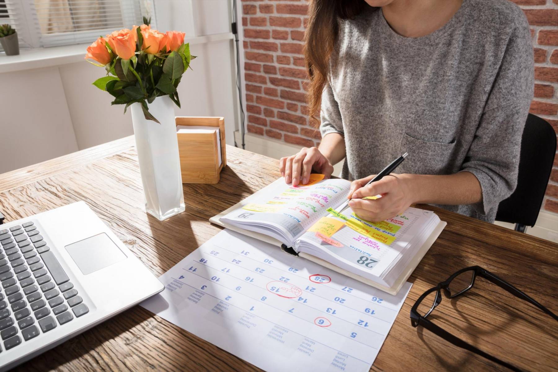 <b>Añade tiempos de descanso</b>: Incluye descansos en tu agenda. Esto es crucial para evitar el agotamiento y mantener la productividad a lo largo del día.