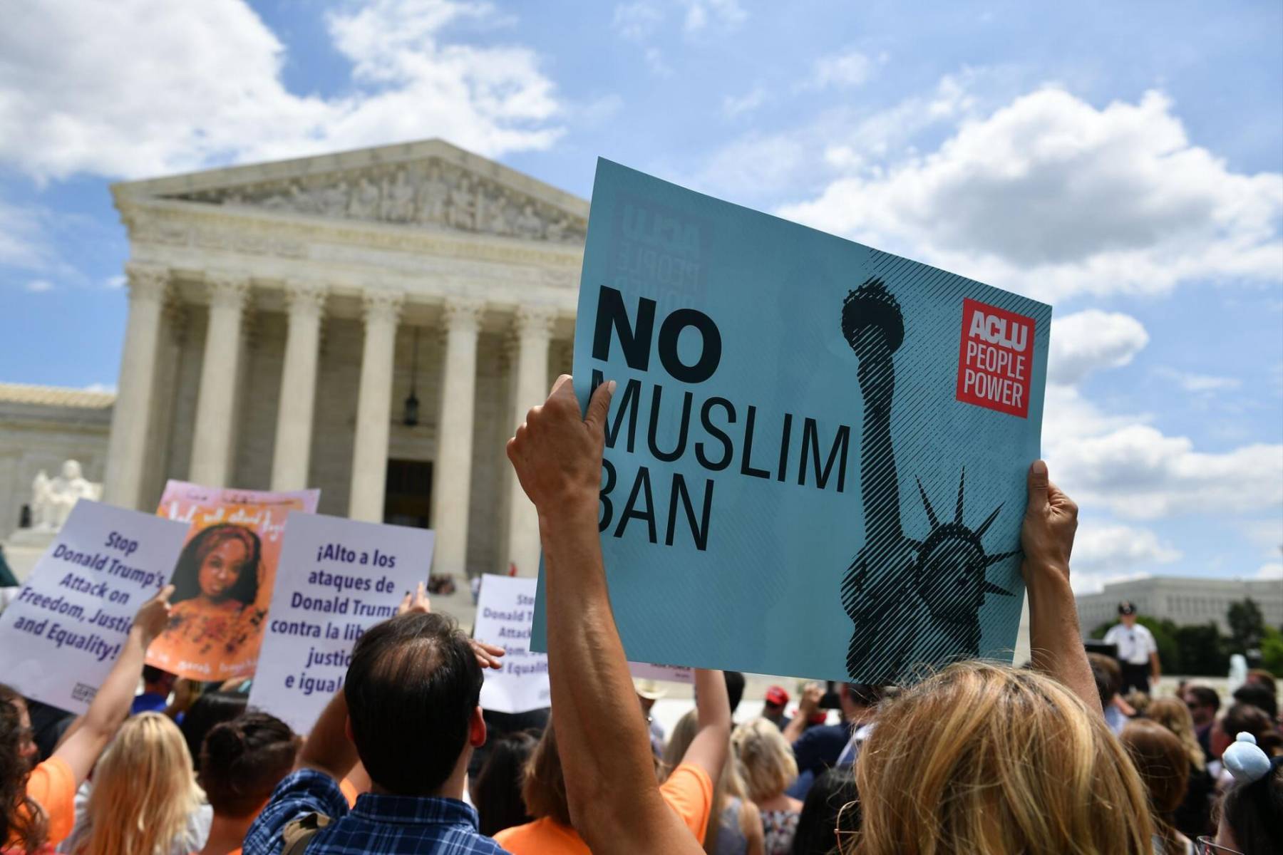 <b>Restricciones de entrada a musulmanes </b>En enero de 2017, Trump firmó una orden ejecutiva que prohibía temporalmente la entrada a ciudadanos de varios países de mayoría musulmana. La medida, conocida como “prohibición musulmana,” fue ampliamente criticada como un acto discriminatorio y enfrentó múltiples desafíos legales, aunque Trump argumentó que era por motivos de seguridad nacional.