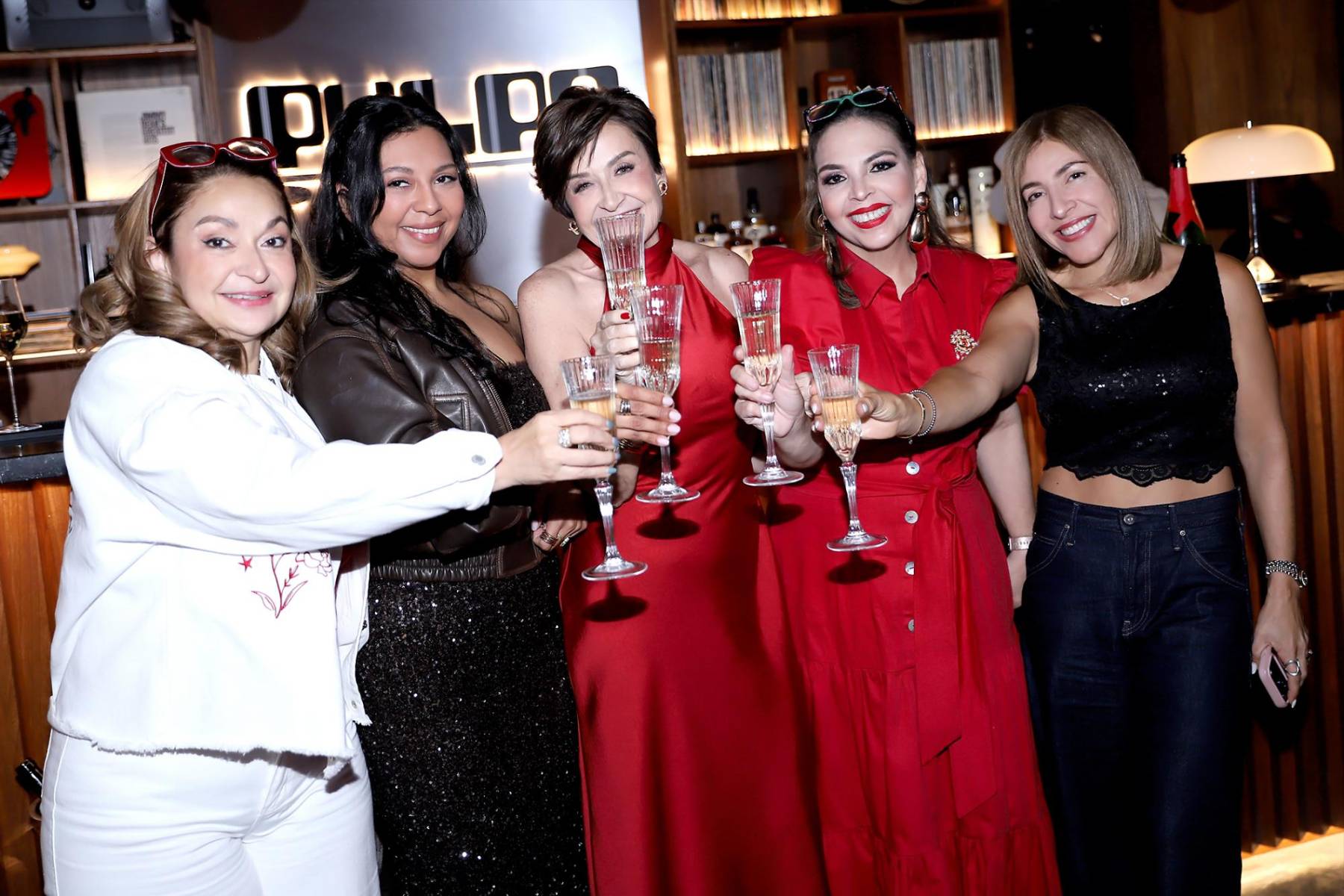 Al estilo de “Lady in red” Lisa Hilsaca celebró su cumpleaños