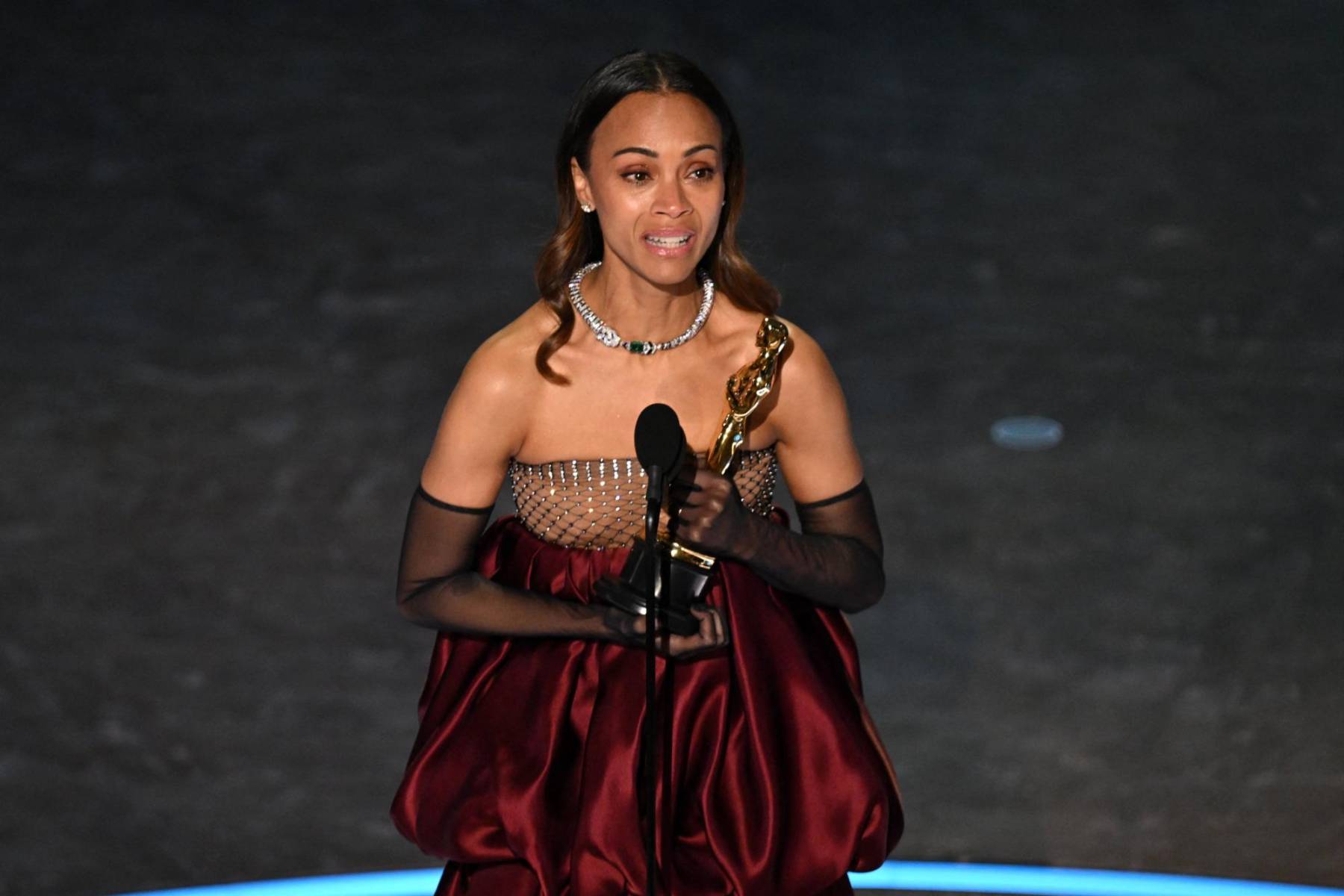 Zoe Saldaña, al recibir el Oscar a Mejor Actriz de Reparto por <i>Emilia Pérez</i>, rindió homenaje a su abuela, quien emigró a Estados Unidos en 1961 en busca de una mejor vida, reivindicando con orgullo sus raíces latinoamericanas.