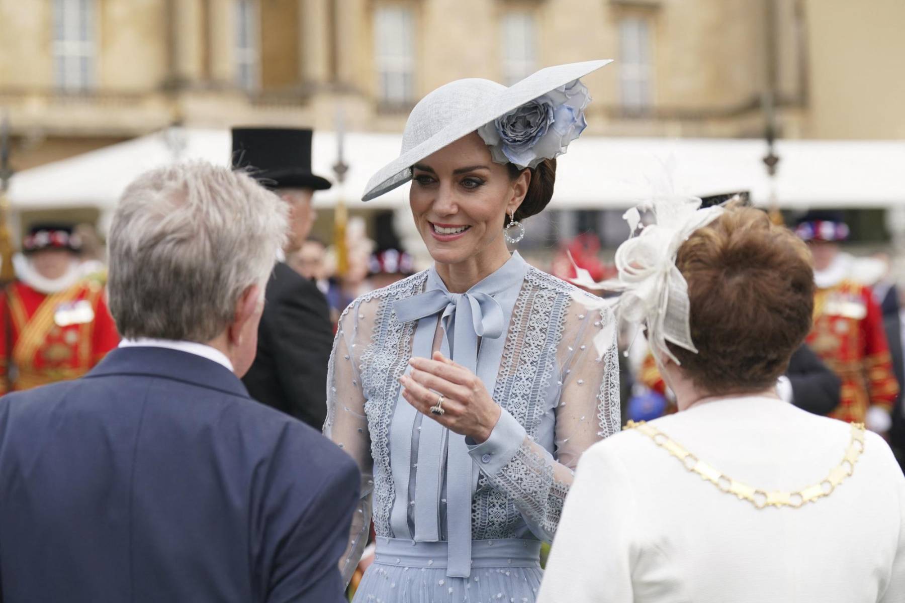 Kate lució además unos “sencillos” aretes de topacio azul de Kiki McDonough (Photo by Jonathan Brady / POOL / AFP)