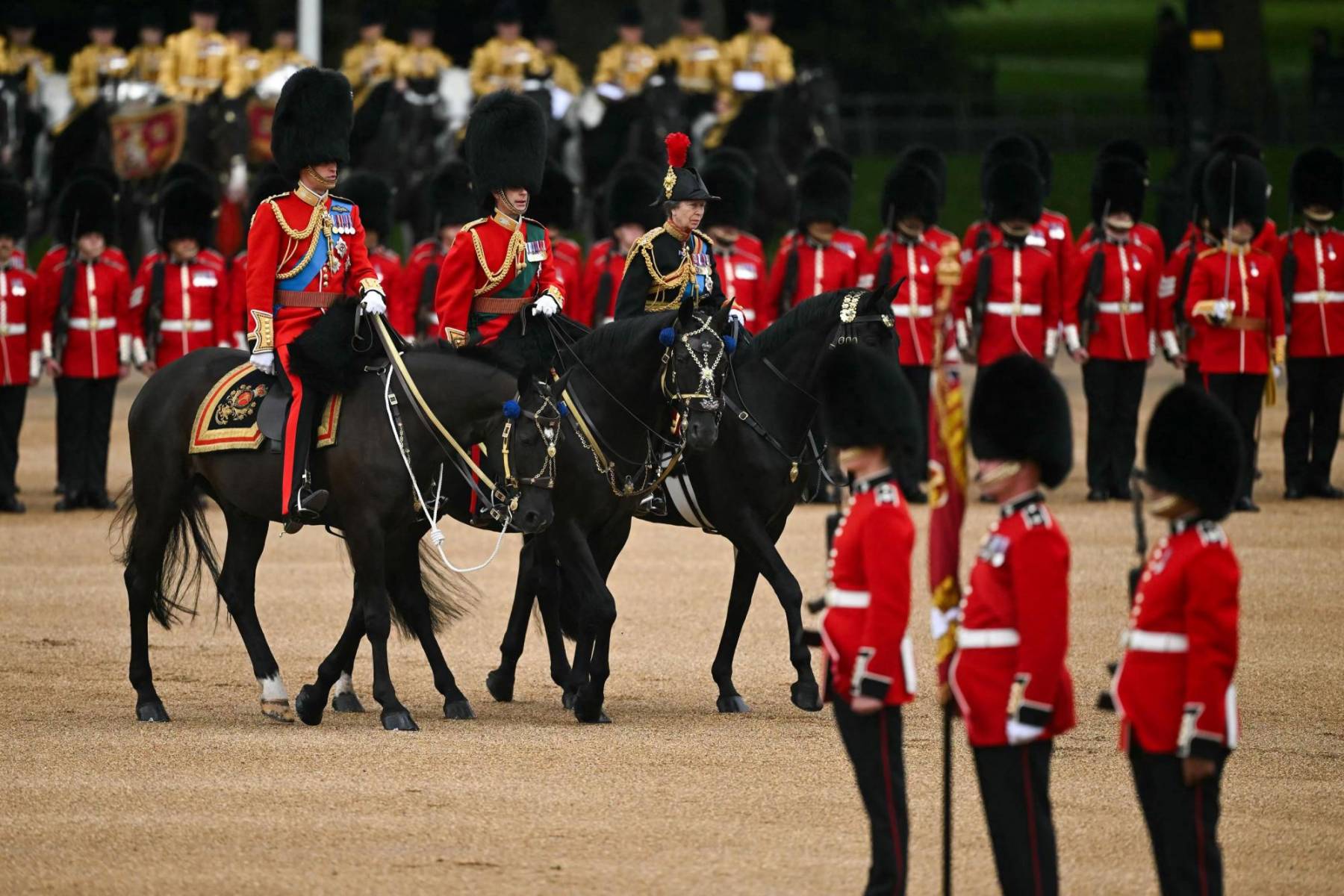 El príncipe William y el príncipe Eduardo se sumaron al legendario desfile que se volvió oficial y permanente en una celebración de cumpleaños después de que Jorge III se convirtiera en rey en 1760.