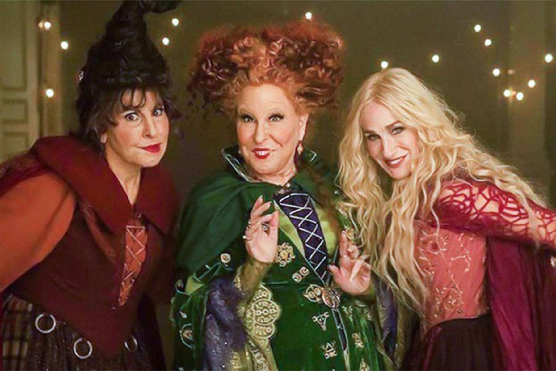 Hermanas Sanderson – Hocus Pocus. Sabemos que esta es la gran oportunidad para recrear a las famosas brujas, de las que disfrutamos en la segunda película que recientemente se estrenó en Disney Plus. Disfraces perfectos para compartir con tus hermanas, ¿no lo crees? 