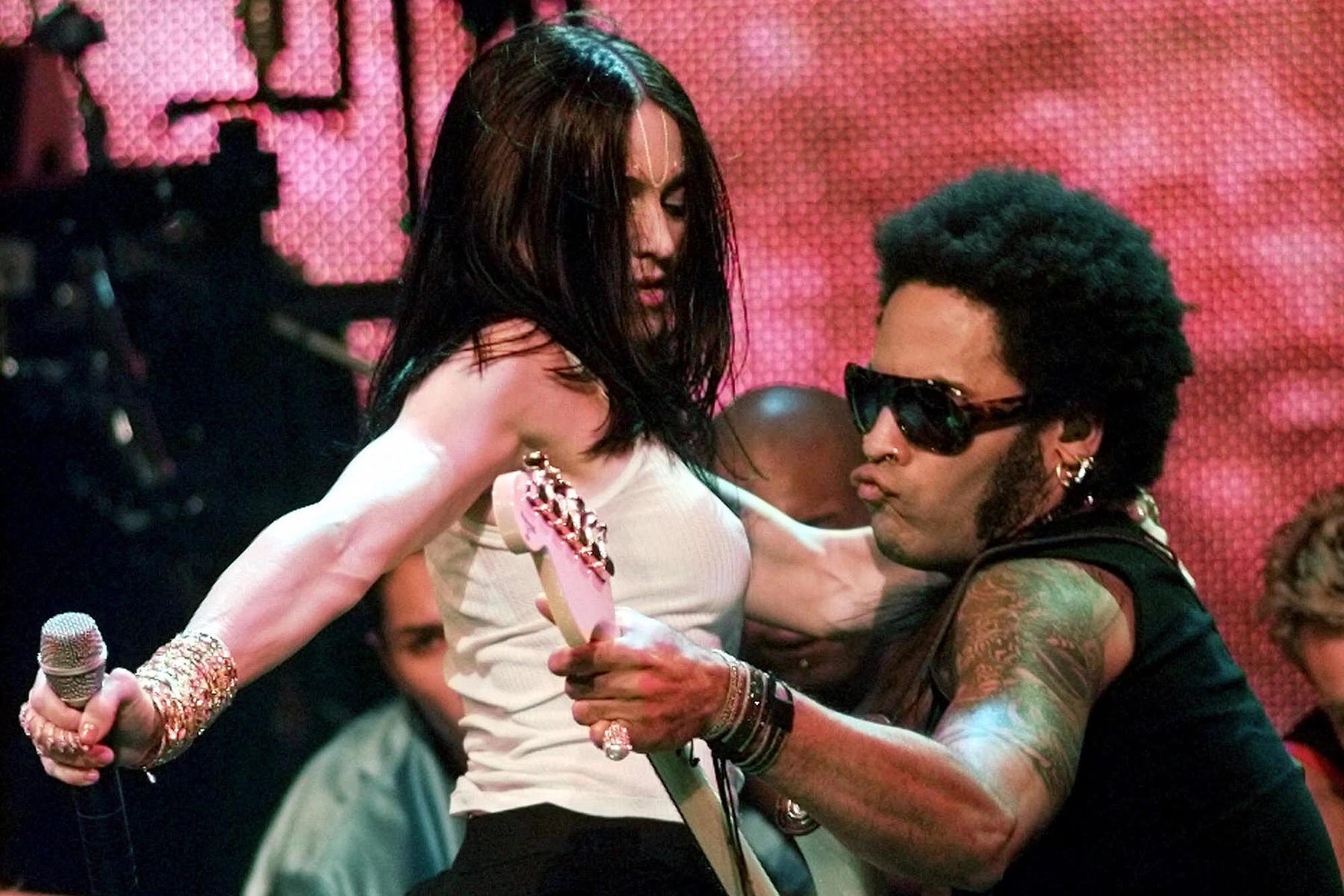 Durante los 90 surgió el rumor que Madonna tenía un affair con Lenny Kravitz -algo que le costaría al cantante su matrimonio-. El dúo inició una relación mientras realizaban una sesión de grabación.