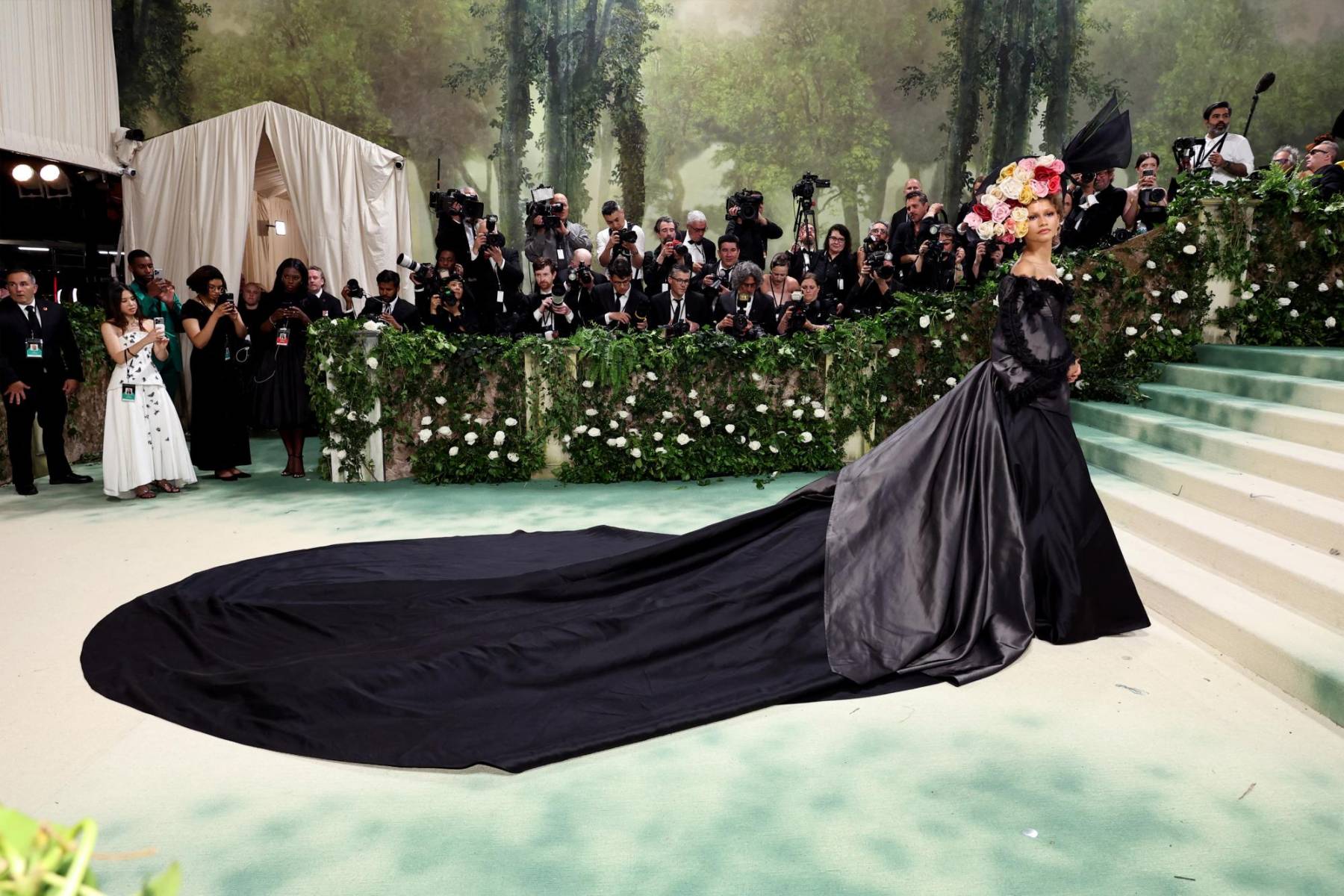 Zendaya revolucionó la alfombra con un diseño de la colección Primavera-Verano 1996 de Givenchy por John Galliano que contaba con un velo dramático, faldón acampanado y escote de hombros al descubierto, de inspiración victoriana.
