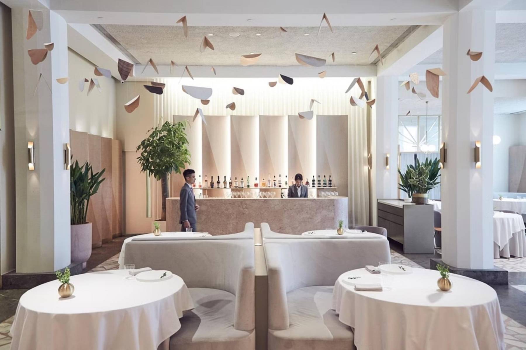 24. Odette es un restaurante de alta cocina ubicado en Singapur, conocido por su excelencia culinaria y su elegante ambiente. Fundado por el chef Julien Royer, Odette ha ganado numerosos premios y reconocimientos, incluida la codiciada distinción de tres estrellas Michelin. El restaurante se especializa en platos de inspiración francesa con influencias globales y utiliza ingredientes de la más alta calidad para crear experiencias gastronómicas excepcionales.