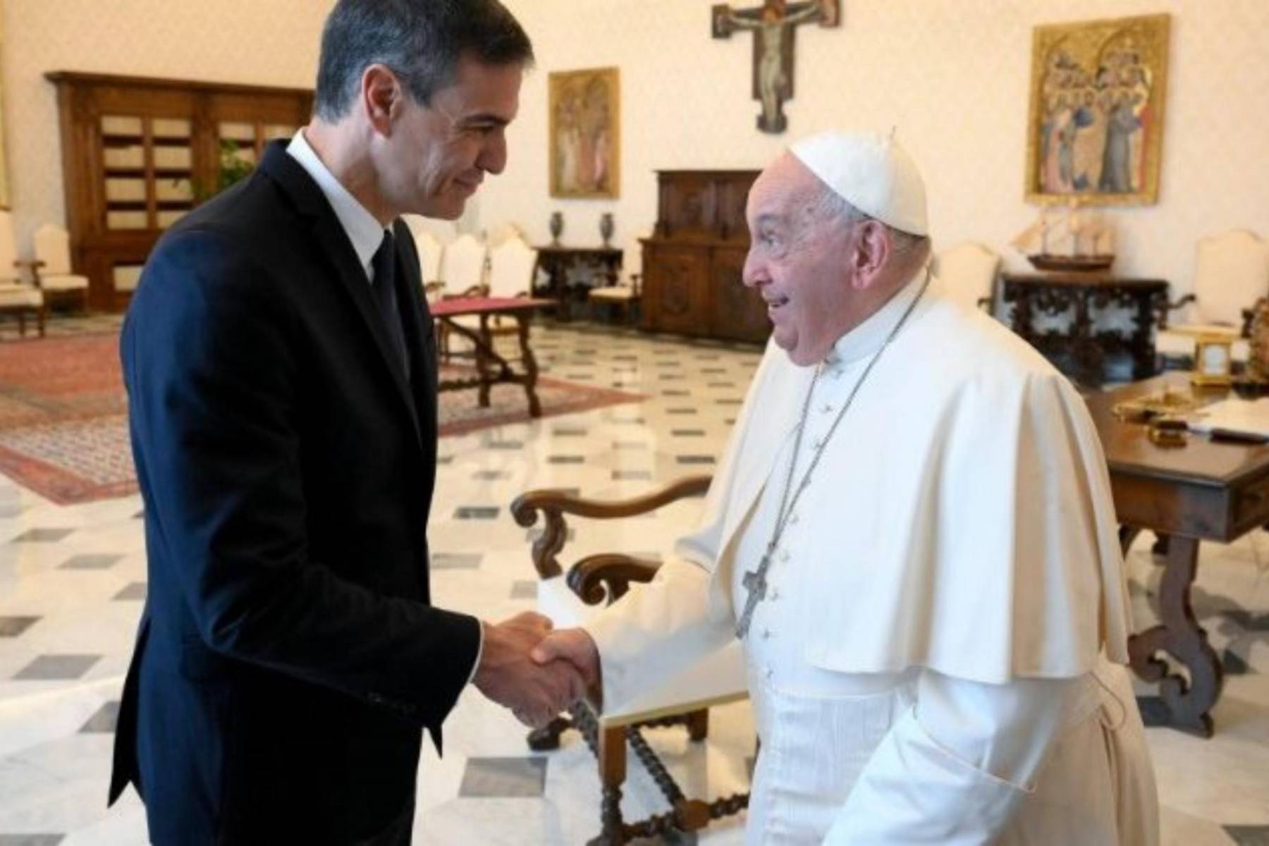 Pedro Sánchez, presidente del Gobierno de España, lamentó la muerte del Papa Francisco y resaltó su compromiso con la paz, la justicia social y los más vulnerables, afirmando que deja un “legado profundo”.