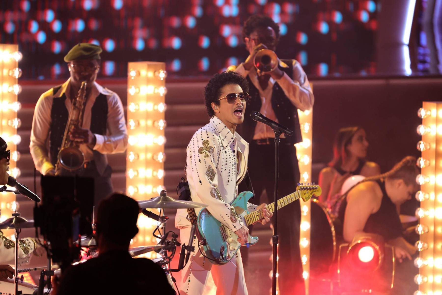 PERTURA POR BRUNO MARSDesde el principio hasta el final, el evento tuvo participaciones excepcionales, una de ellas fue la interpretación de Silk Sonic, la banda de Bruno Mars y Anderson Paak, quienes cautivaron con su tema “Leave the Door Open”. La agrupación ganó el Grammy a Mejor Canción del año, Mejor Grabación, Mejor actuación R&amp;B y Mejor cancion R&amp;B. 