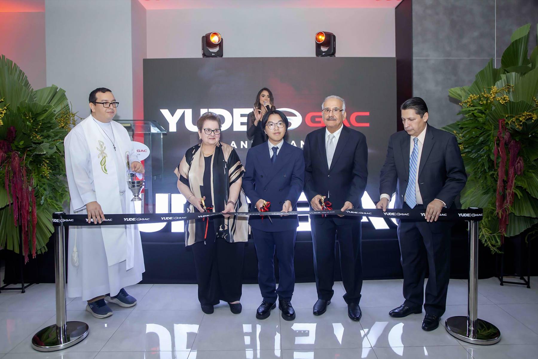 de Administración Padre Eduardo Sorto, Martha Canahuati, presidenta del Consejo de Administración de Yude Motors; Jianbin Yu, representante de GAC; Rafael Kafie, presidente del Grupo de Empresas Yude y Javier Madrid, gerente comercial de la marca GAC en Yude Motors, al momento de realizar el corte de la cinta inaugural de la Sala de Exhibición de GAC, en San Pedro Sula.