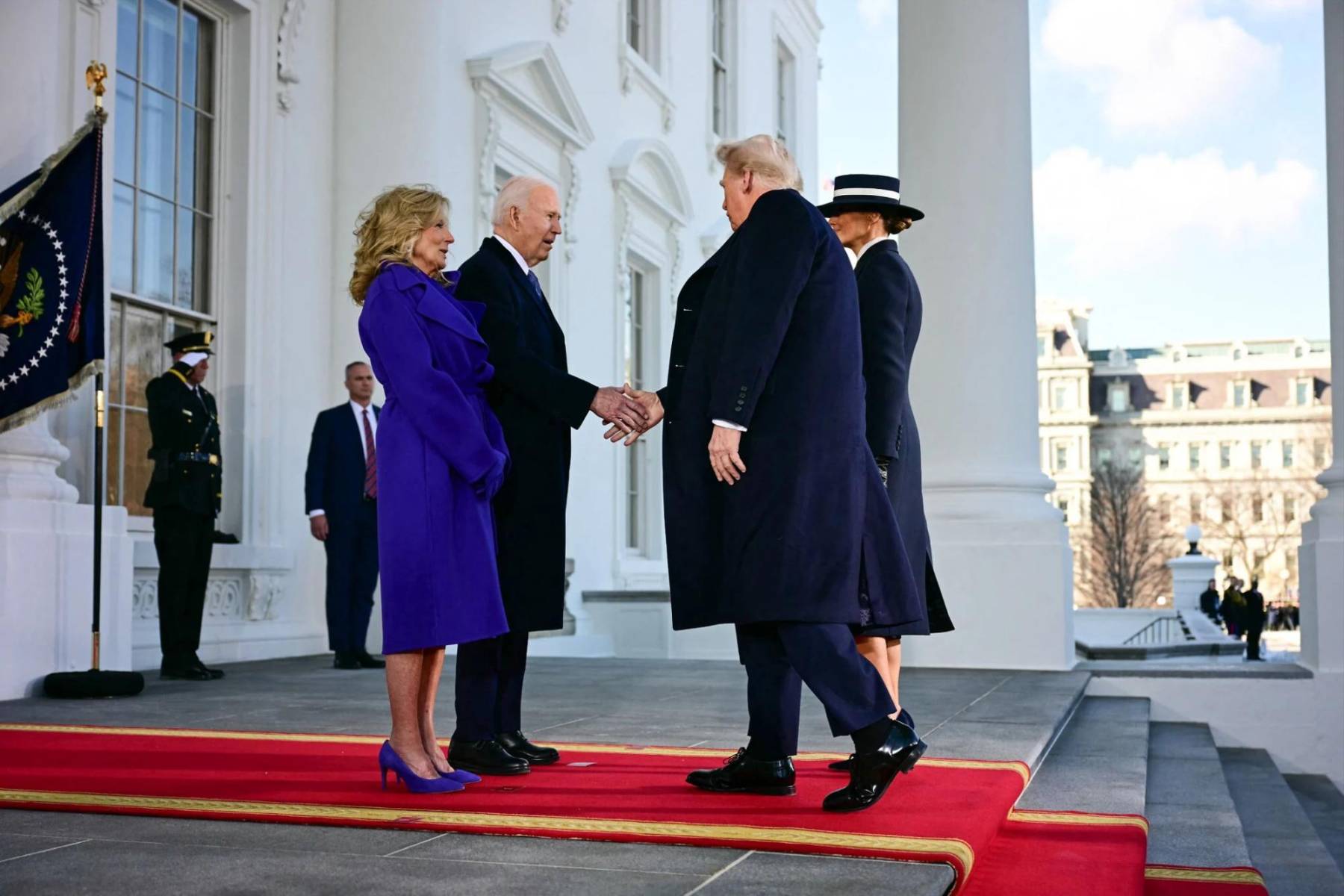 Donald Trump y su esposa Melania llegaron a la Casa Blanca para tomar el té en una reunión privada con el presidente Joe Biden y su esposa Jill. “Bienvenido a casa”, dijo Biden a Trump al momento de su llegada en un día extremadamente frío.