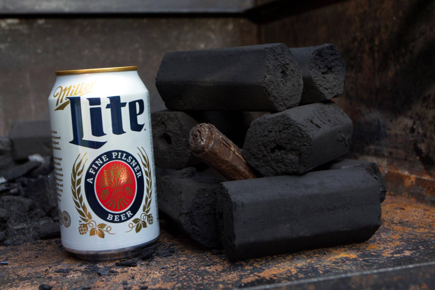 Miller y producto de Carbón Aries.