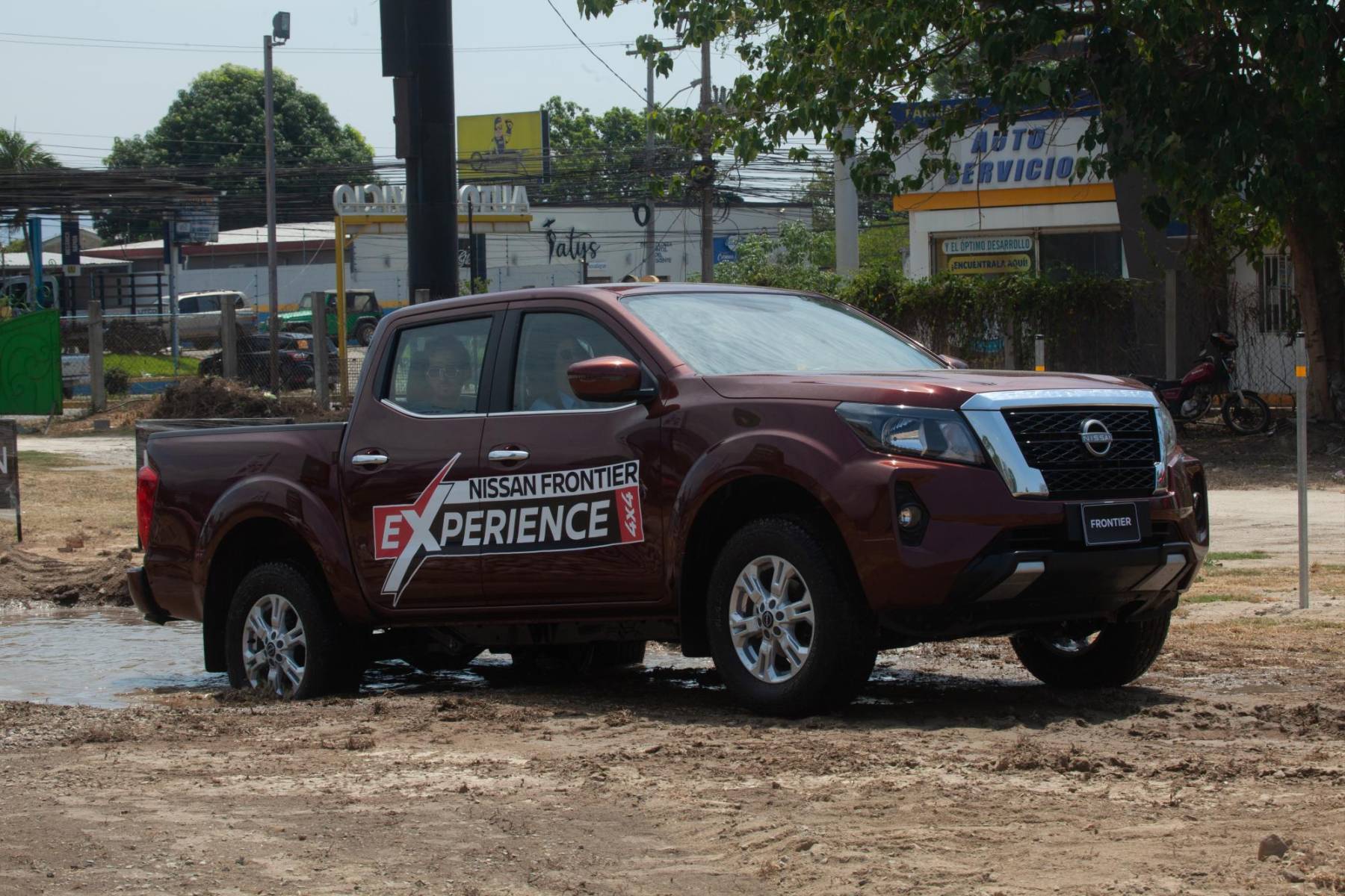 Nissan presenta la nueva NISSAN FRONTIER 4X4, destacando su fuerza y potencia en una experiencia todoterreno en San Pedro Sula. Los asistentes y clientes disfrutaron de una experiencia única e inigualable, demostrando ser verdaderos PROs en el camino.