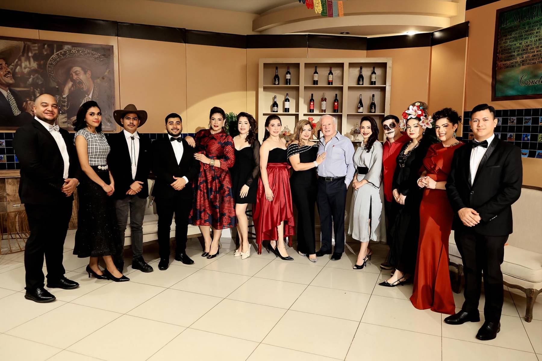 El elenco de la película época de oro México -UTH junto al homenajeado.