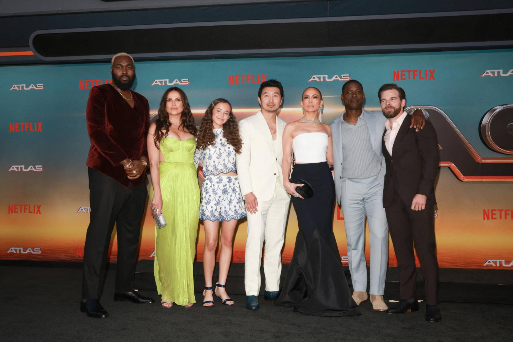 El cast de Atlas: Abraham Popoola, Lana Parrilla, Briella Guiza, Simu Liu, Jennifer Lopez, Sterling K. Brown y Gregory James Cohan 