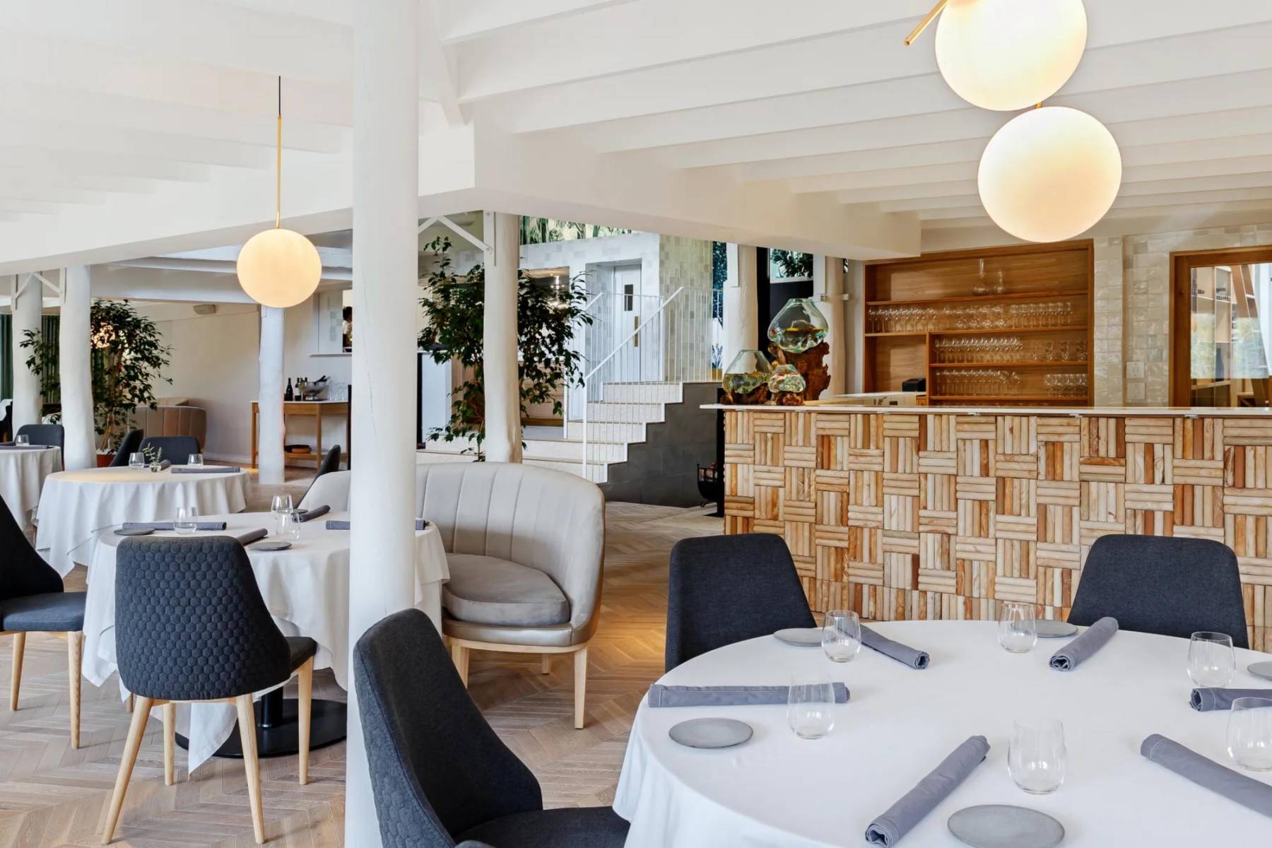 49. <a rel="nofollow" href="https://lacolombe.restaurant/">La Colombe</a> es un prestigioso restaurante ubicado en Ciudad del Cabo, Sudáfrica, conocido por su exquisita cocina de fusión francesa y asiática. Es uno de los restaurantes más aclamados de Sudáfrica y ha recibido numerosos premios y reconocimientos tanto a nivel nacional como internacional.