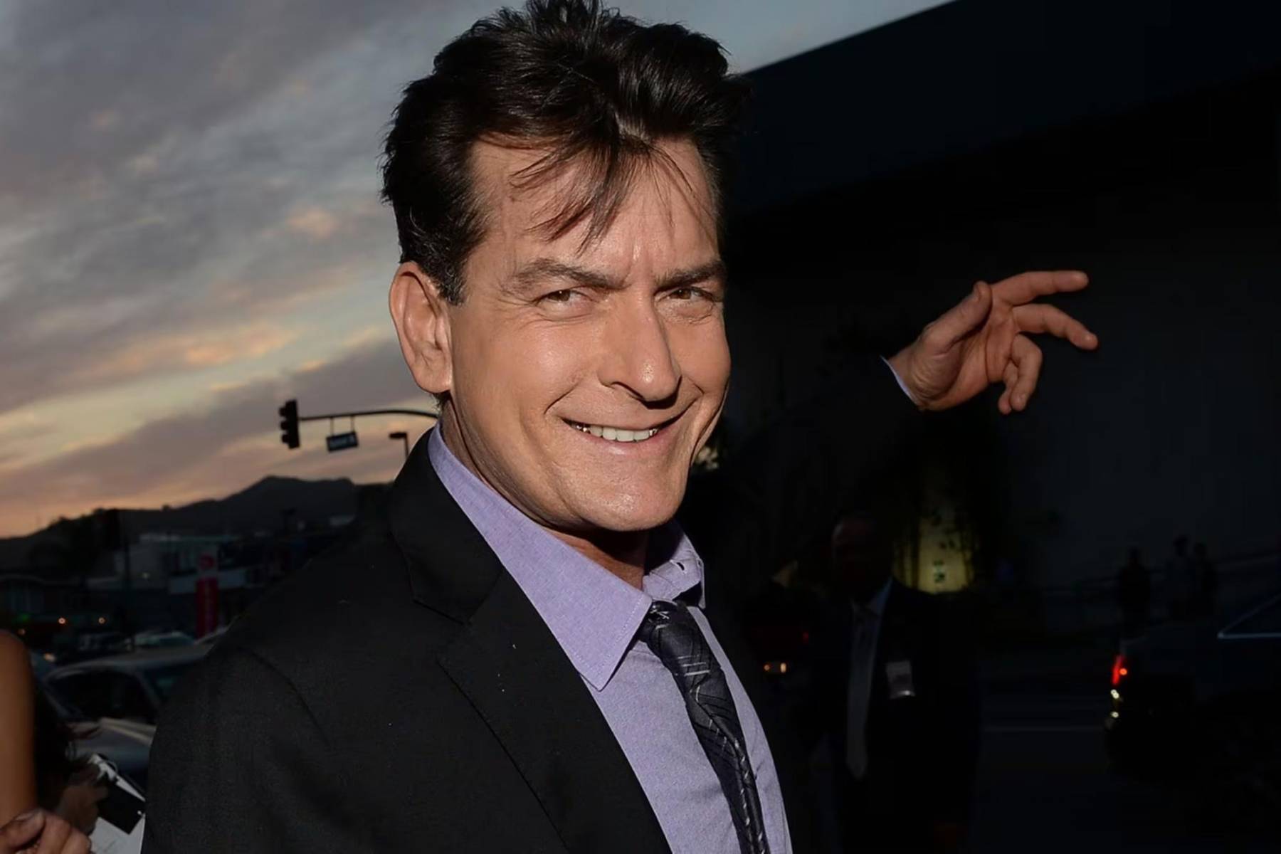 El actor <b>Charlie Sheen</b> también ha enfrentado serios desafíos de salud. En 2016, reveló que había recibido un trasplante de riñón de un donante anónimo, un evento que transformó su vida. Este trasplante marcó un punto de inflexión, impulsándolo a adoptar un estilo de vida más saludable y a replantearse su camino personal.
