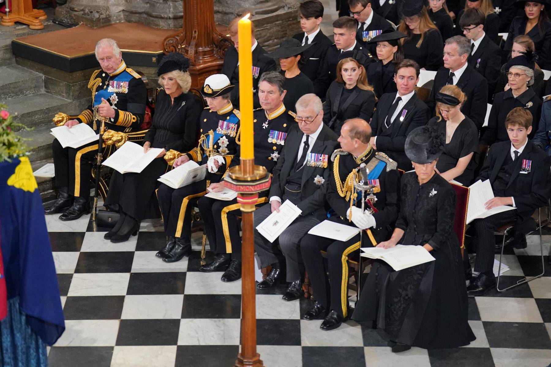 Los hijos de Isabel II en primera fila durante el funeral. (Photo by Dominic Lipinski / POOL / AFP)