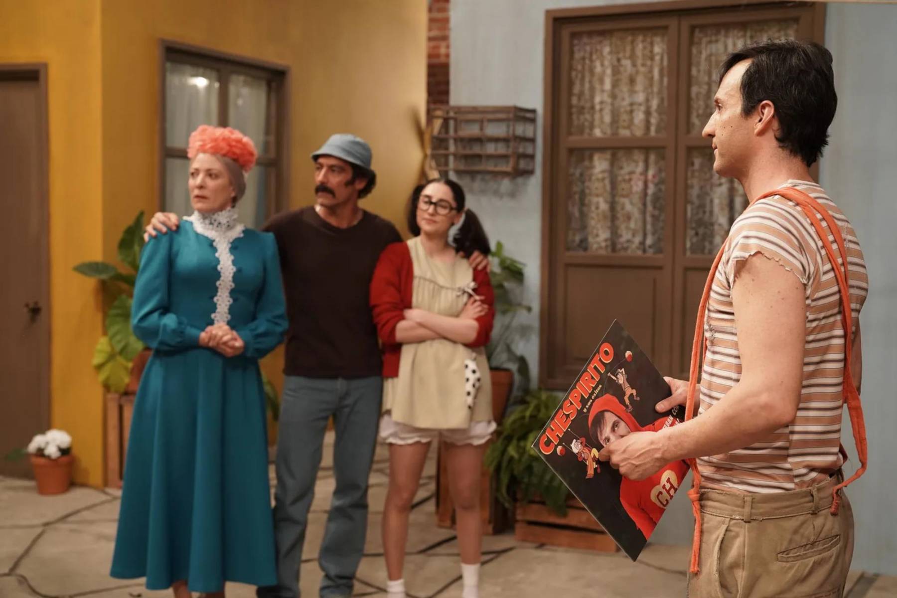 <i>“Chespirito: Sin querer queriendo”</i> no solo narra el ascenso de Roberto Gómez Bolaños, también explora las relaciones que moldearon su carrera y su vida personal. A través de personajes inspirados en figuras reales, la serie revela el detrás de cámaras de un fenómeno televisivo, mostrando los vínculos, roces y afectos que existieron fuera del set.