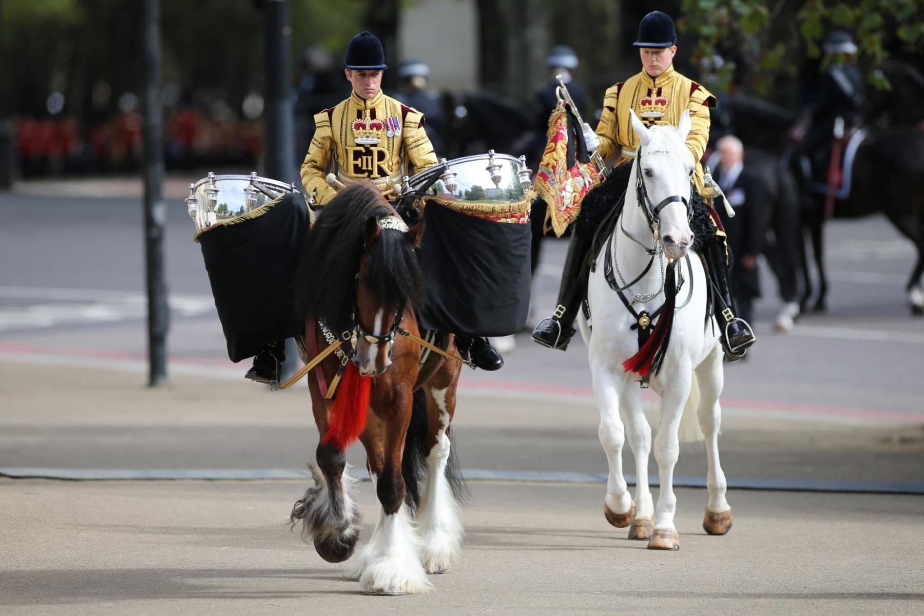 Miembros de la Mounted Band of the Household Cavalry marchan durante la procesión rumbo a Wellington Arch en Londres. (Photo by ISABEL INFANTES / AFP)