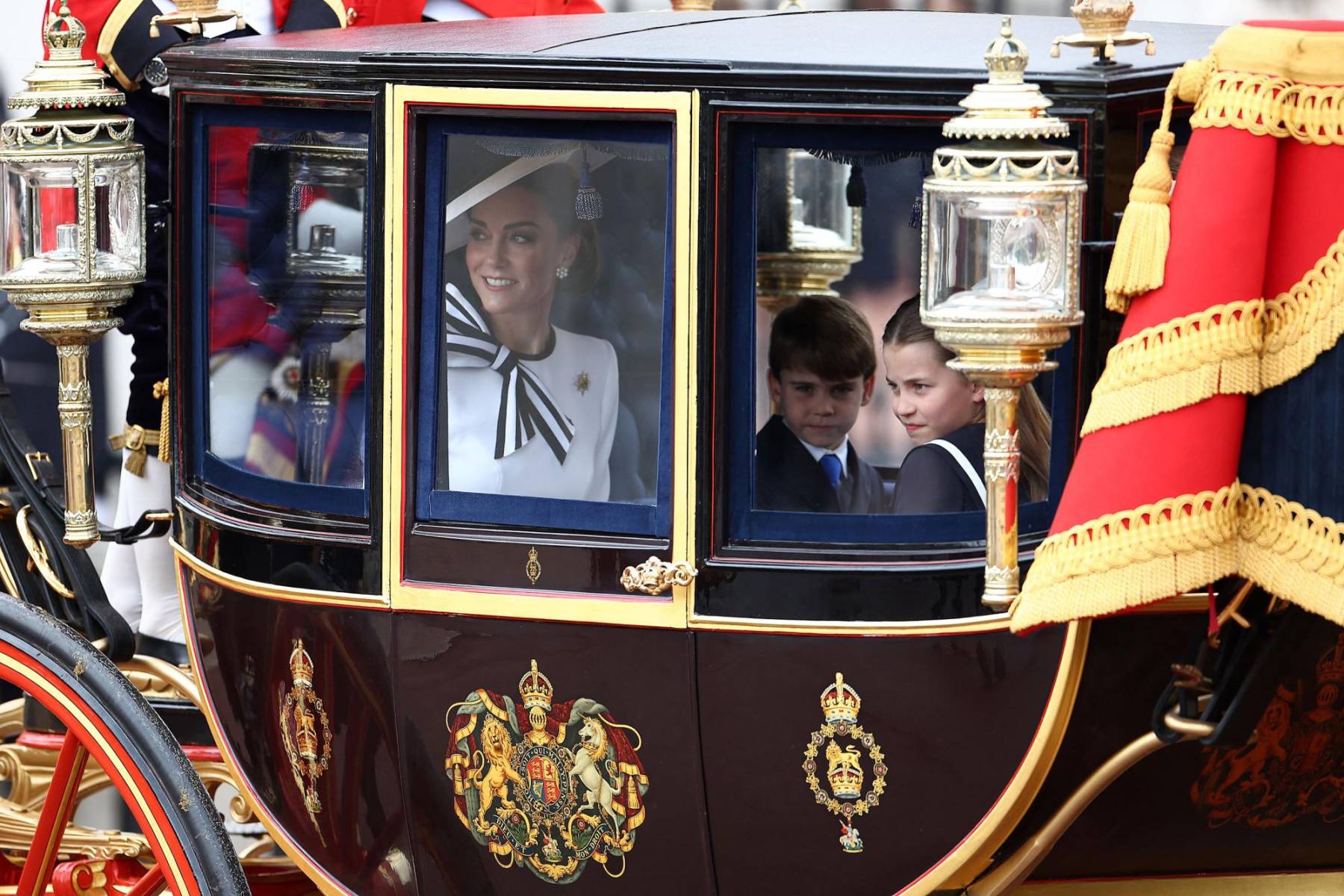 Kate rumbo al palacio junto a sus hijos George, Charlotte y Louis