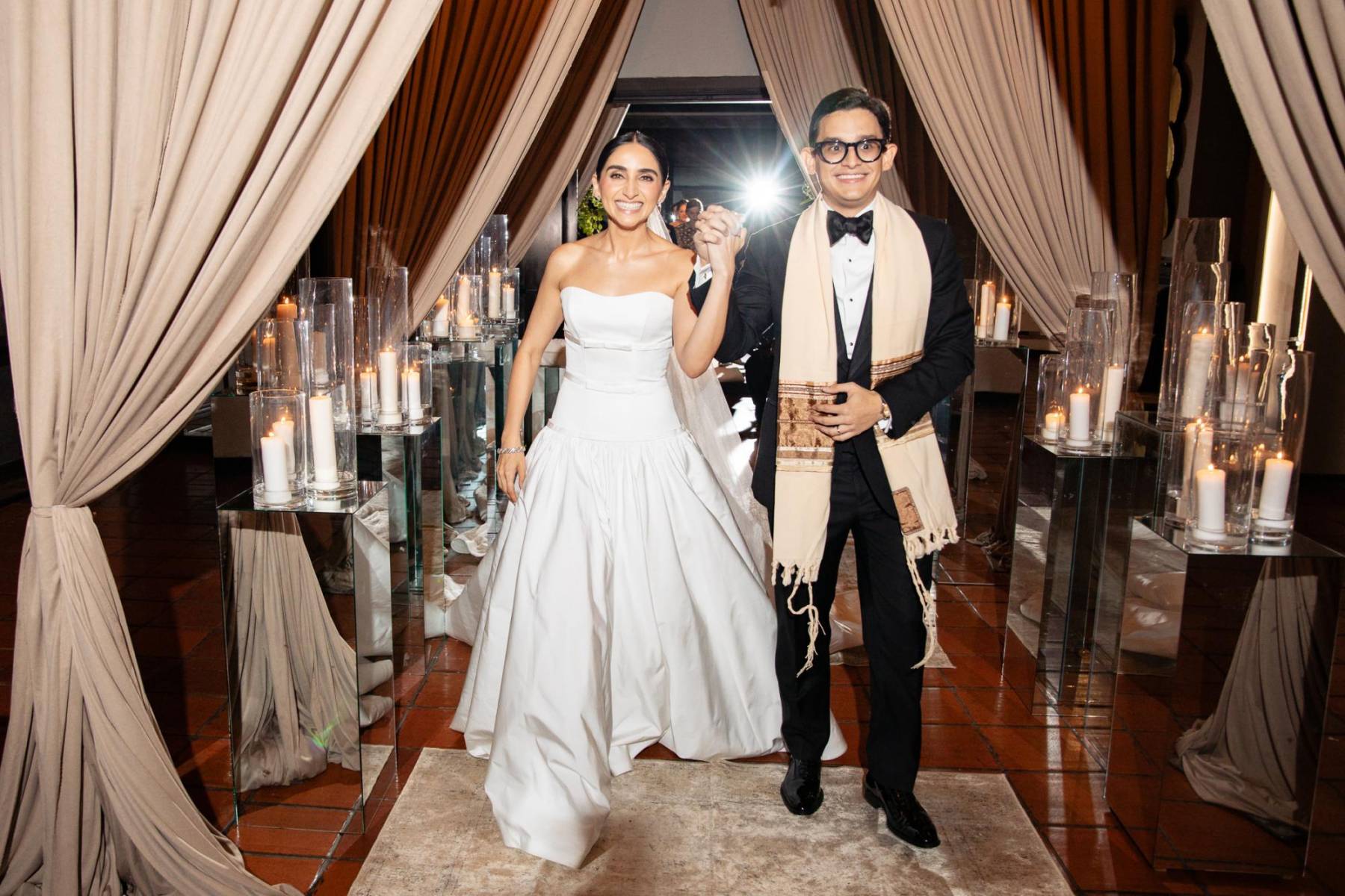 Con la canción ‘Será porque te amo’, los felices novios hicieron su entrada triunfal a los salones donde se celebró la recepción, justo al finalizar la ceremonia.