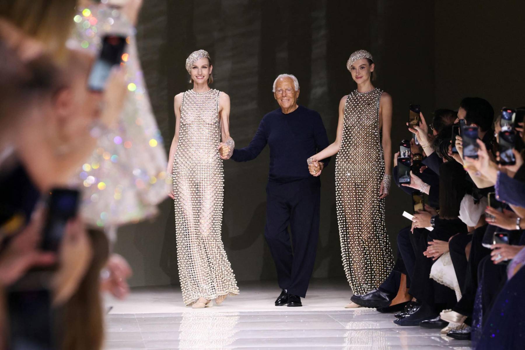 El diseñador italiano de 89 años, Giorgio Armani, saluda al público al final de la pasarela
