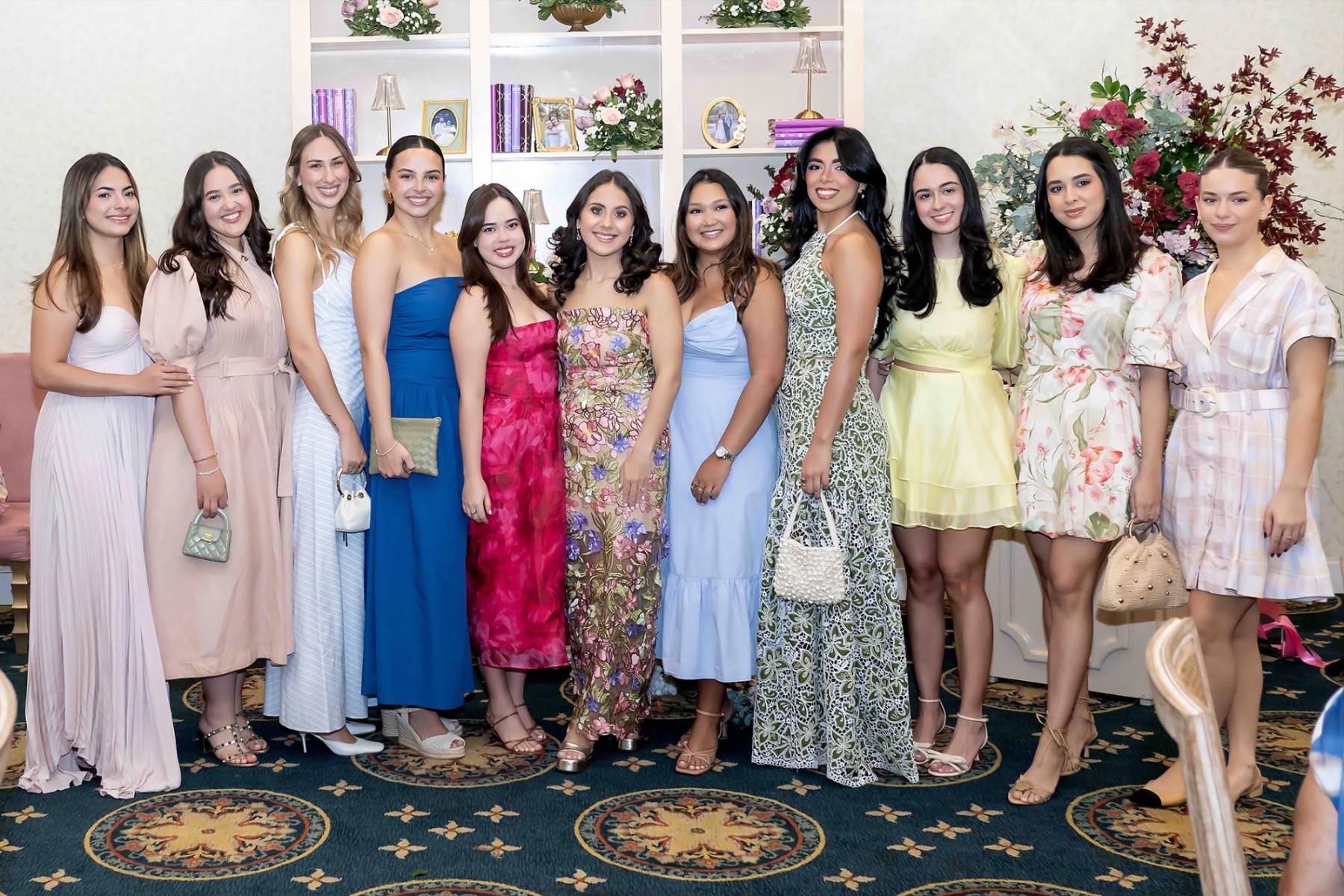 La homenajeada Andrea Jordan Kattán con sus amigas: Sophia Campbell, Arianna Salgado, Luciana Rietti, Lucía Matute, Cristina Bogran, Ana Ordoñez, Nathalia Medina, Chrystelle Lesage, Gabriela Sikaffy y Ángela Bueso.